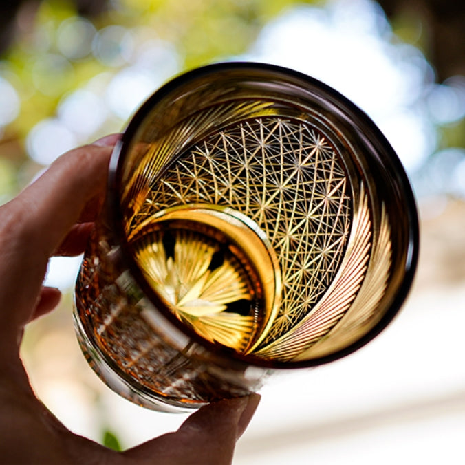 Verre à whisky Edo Kiriko Plume de grue Ambre Fait main Cristal japonais Boîte en bois | Restfield