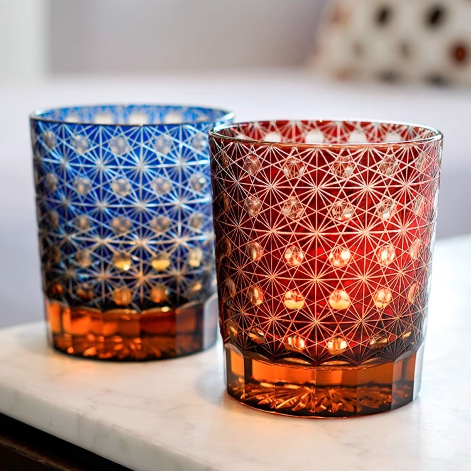 Handgeslepen Whiskeyglazen met Ster en Chrysant Patroon – Blauw Amber & Rood Amber – Inclusief Houten Doos | Sansoti