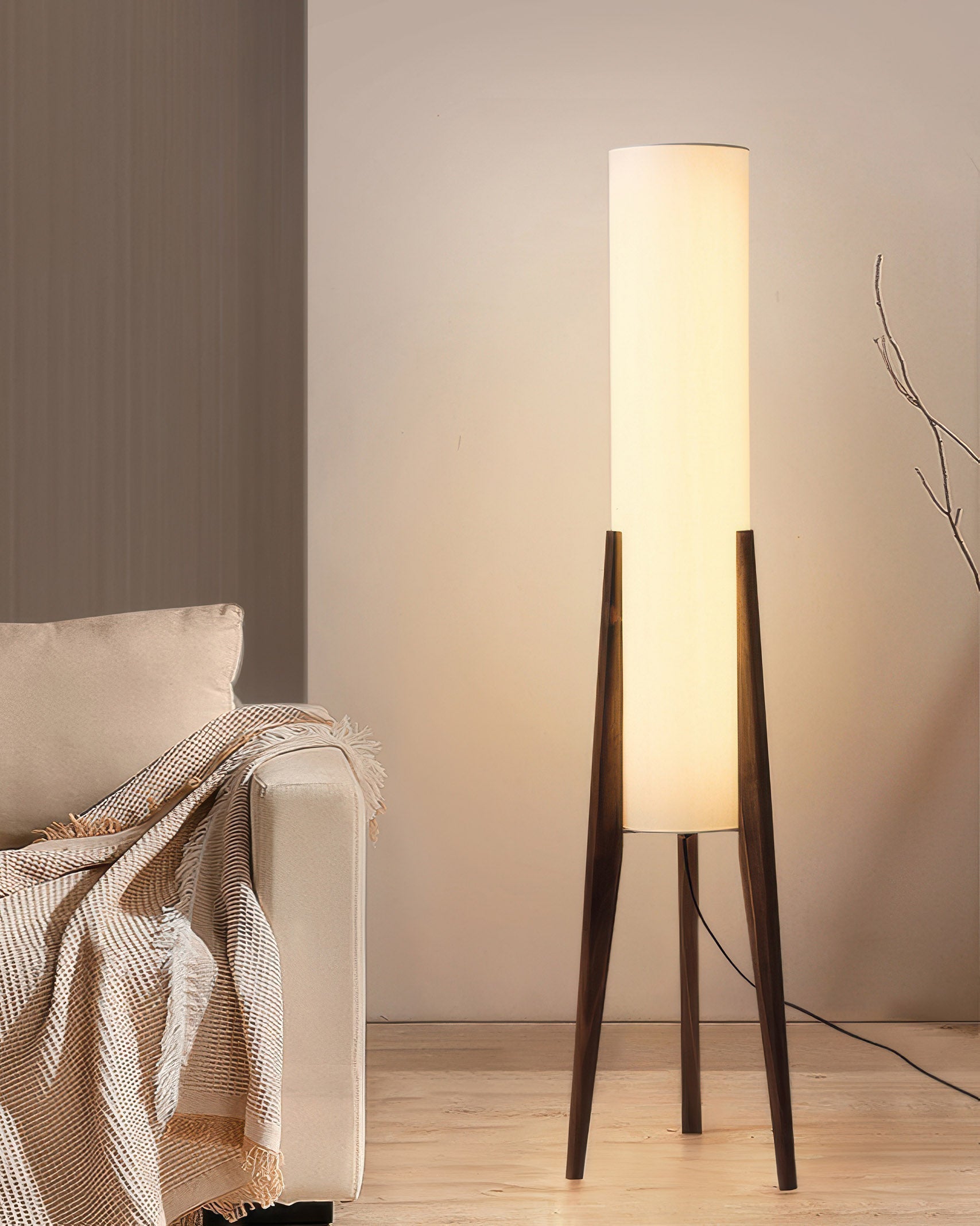 Scandinavische vloerlamp van walnoothout met stoffen kap en warm licht voor stijlvolle interieurs | Sansoti