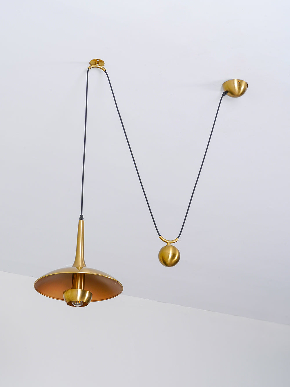 Verstelbare Hanglamp Onos – Hoogte-instelbaar met Tegengewichtbal – Chroom of Goud Metaal – Vintage 1970s Design – Retro Pendelverlichting voor Eettafel en Keukeneiland | Sansoti
