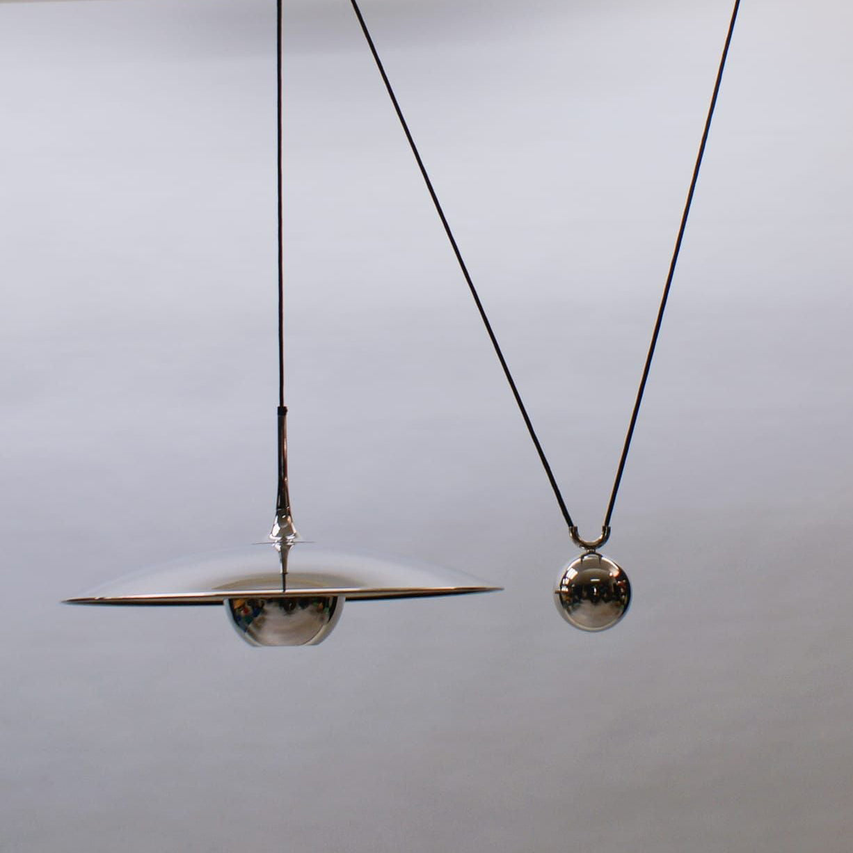 Verstelbare Hanglamp Onos – Hoogte-instelbaar met Tegengewichtbal – Chroom of Goud Metaal – Vintage 1970s Design – Retro Pendelverlichting voor Eettafel en Keukeneiland | Sansoti