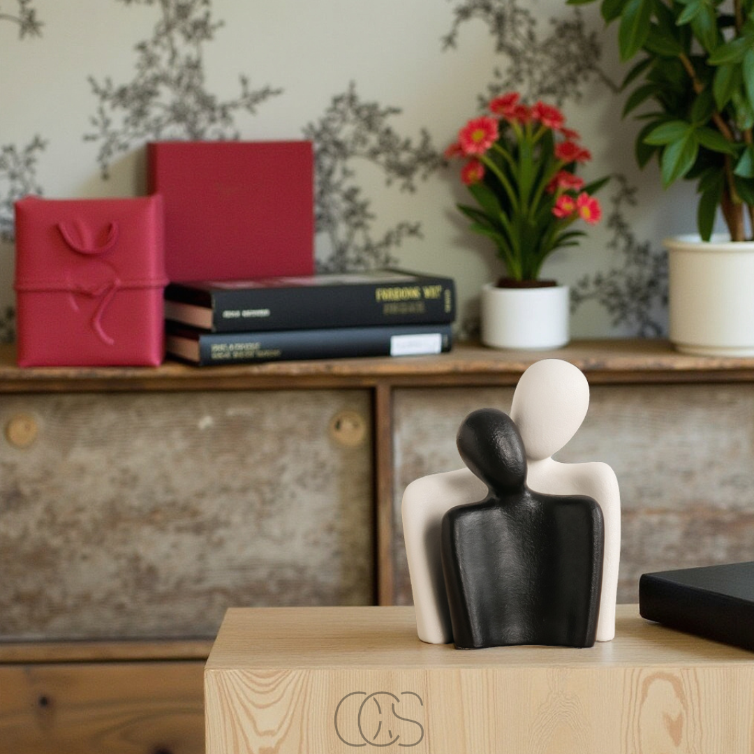 Keramisch omhelzingsbeeld zwart wit minimalistisch decoratief sculptuur liefde verbondenheid cadeau woonkamer | Sansoti