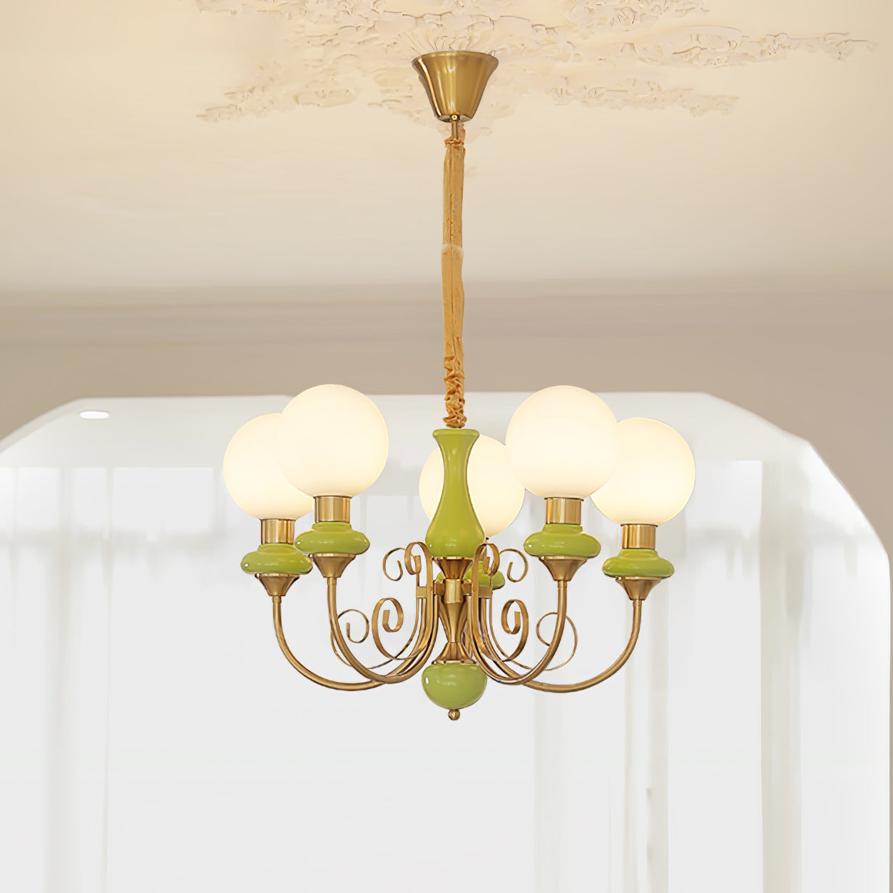 Kroonluchter met Groene Glazen Kappen en Gouden of Zwarte Afwerking – Luxe Hanglamp in 3, 5 of 8 Lichtpunten | Sansoti