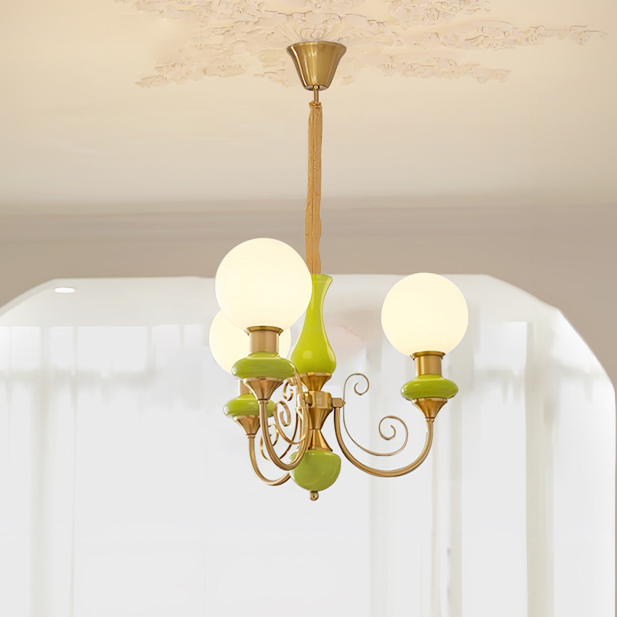 Kroonluchter met Groene Glazen Kappen en Gouden of Zwarte Afwerking – Luxe Hanglamp in 3, 5 of 8 Lichtpunten | Sansoti