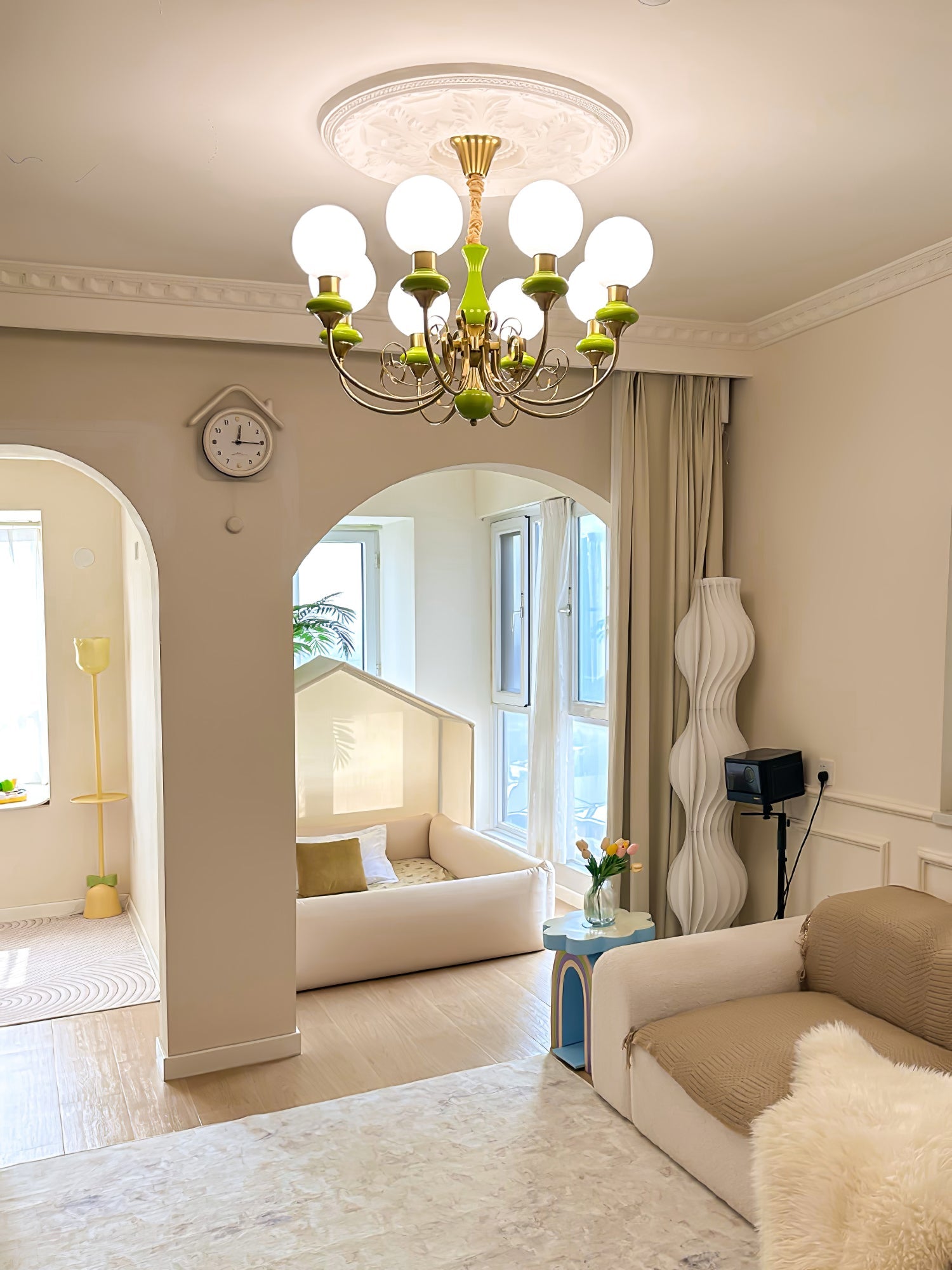 Kroonluchter met Groene Glazen Kappen en Gouden of Zwarte Afwerking – Luxe Hanglamp in 3, 5 of 8 Lichtpunten | Sansoti