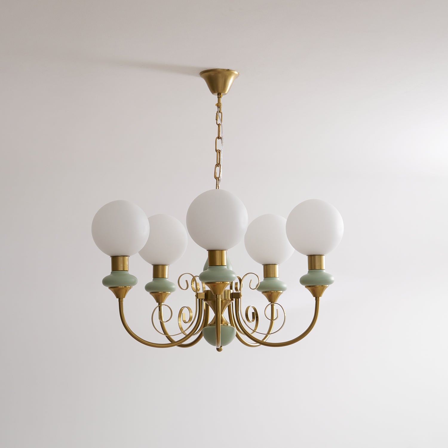 Kroonluchter met Groene Glazen Kappen en Gouden of Zwarte Afwerking – Luxe Hanglamp in 3, 5 of 8 Lichtpunten | Sansoti