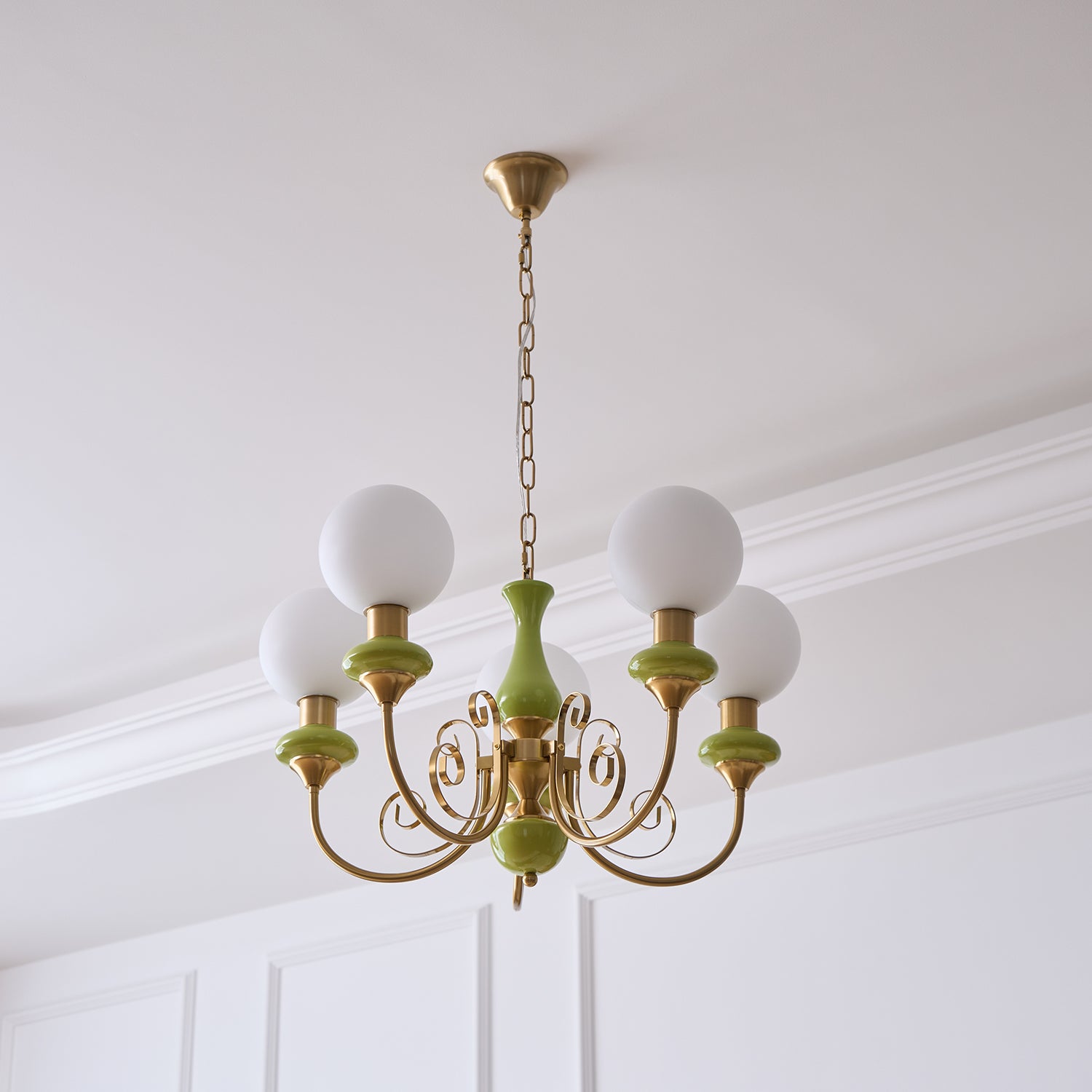 Kroonluchter met Groene Glazen Kappen en Gouden of Zwarte Afwerking – Luxe Hanglamp in 3, 5 of 8 Lichtpunten | Sansoti