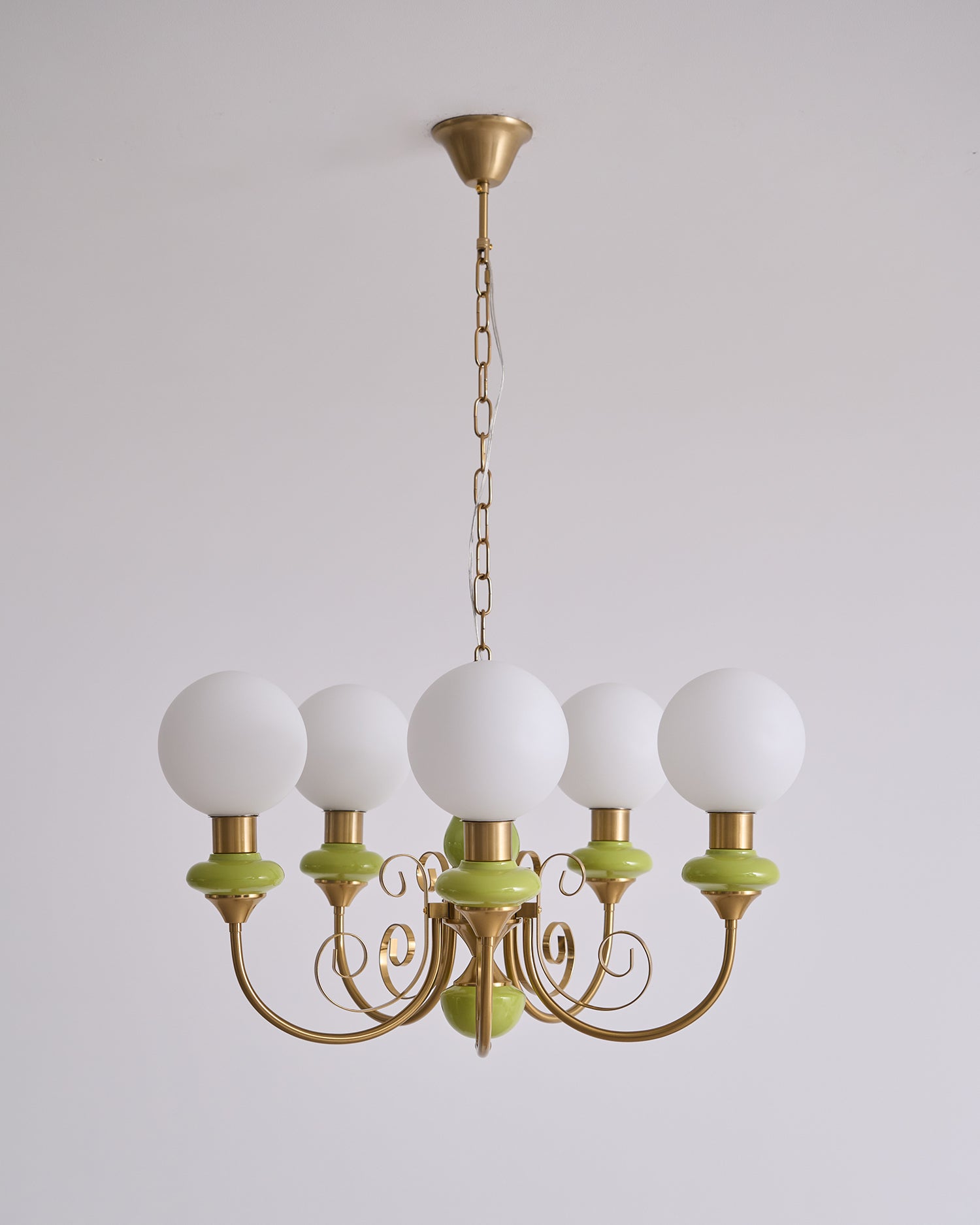 Kroonluchter met Groene Glazen Kappen en Gouden of Zwarte Afwerking – Luxe Hanglamp in 3, 5 of 8 Lichtpunten | Sansoti