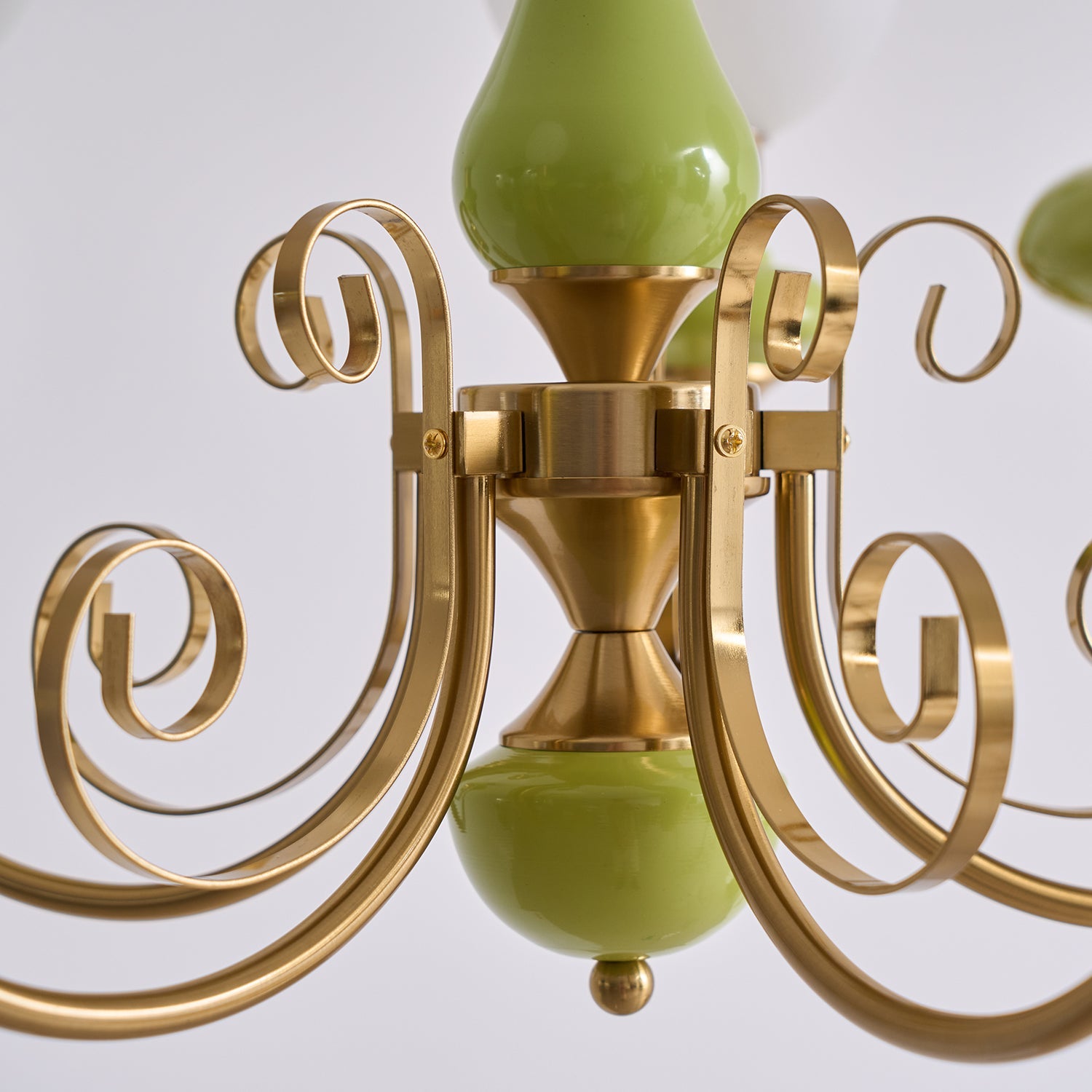 Kroonluchter met Groene Glazen Kappen en Gouden of Zwarte Afwerking – Luxe Hanglamp in 3, 5 of 8 Lichtpunten | Sansoti