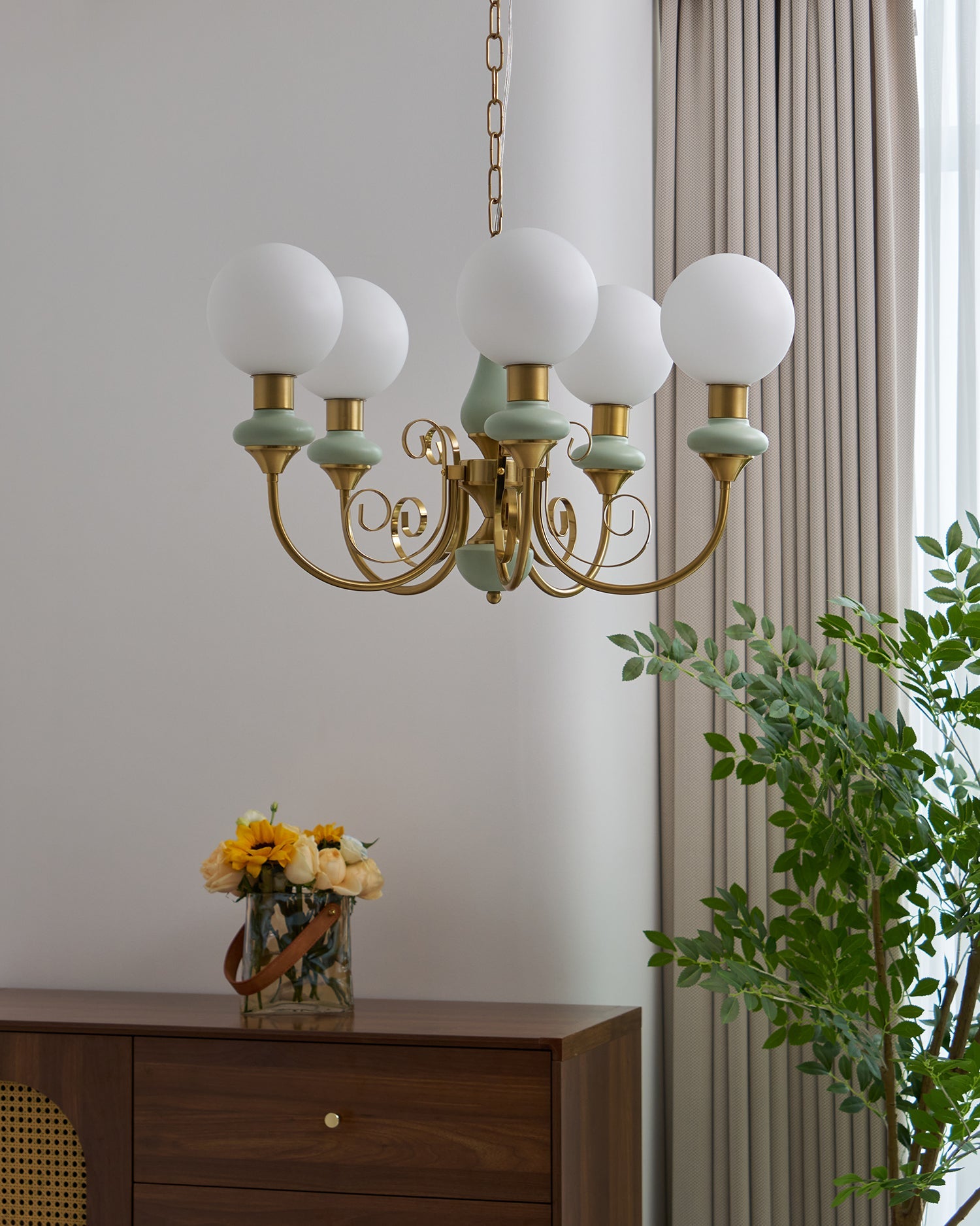 Kroonluchter met Groene Glazen Kappen en Gouden of Zwarte Afwerking – Luxe Hanglamp in 3, 5 of 8 Lichtpunten | Sansoti