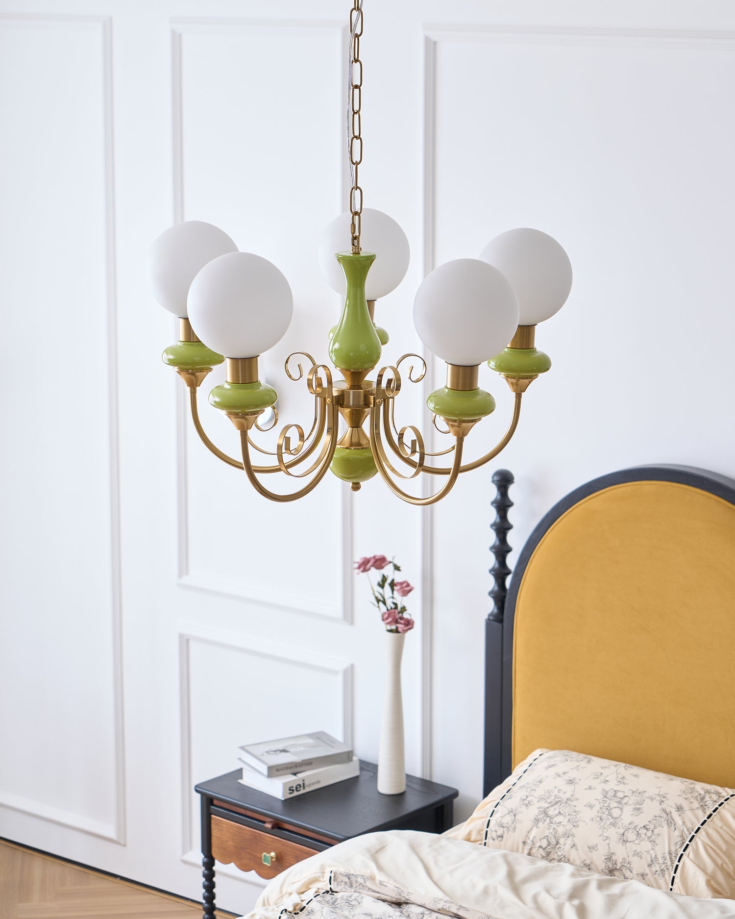 Kroonluchter met Groene Glazen Kappen en Gouden of Zwarte Afwerking – Luxe Hanglamp in 3, 5 of 8 Lichtpunten | Sansoti