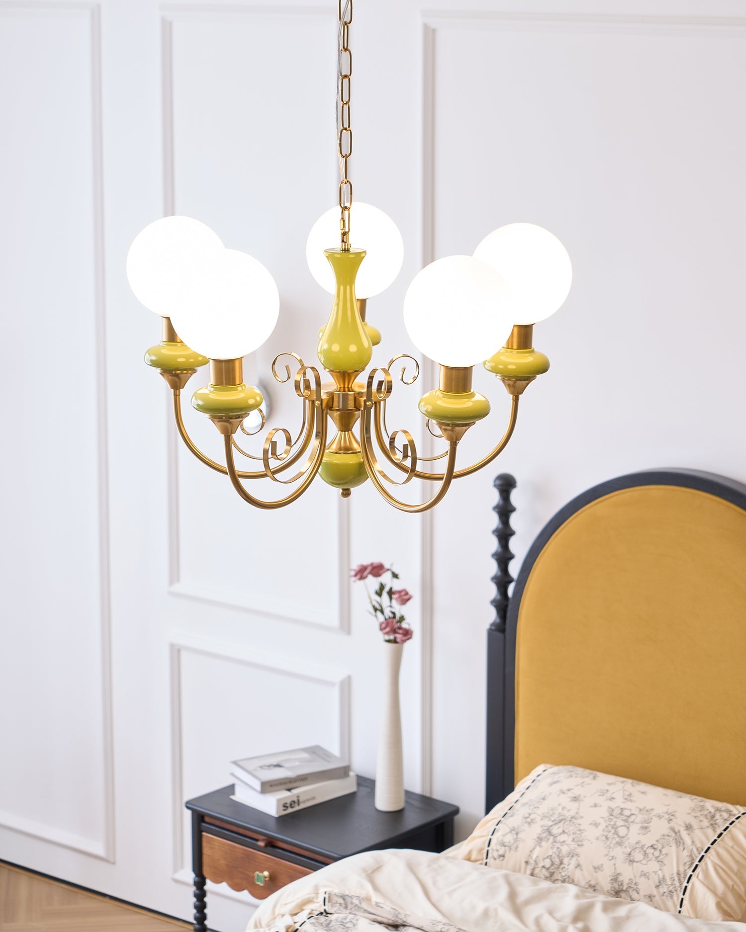 Kroonluchter met Groene Glazen Kappen en Gouden of Zwarte Afwerking – Luxe Hanglamp in 3, 5 of 8 Lichtpunten | Sansoti