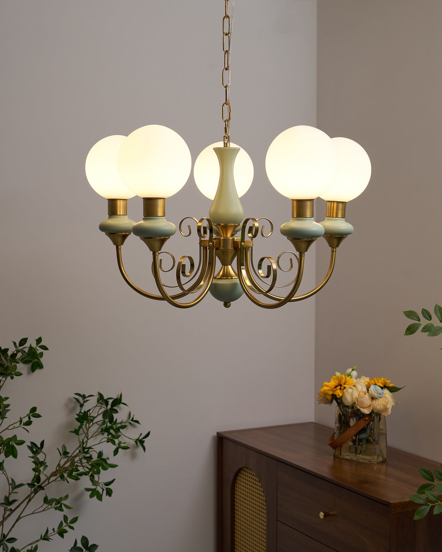 Kroonluchter met Groene Glazen Kappen en Gouden of Zwarte Afwerking – Luxe Hanglamp in 3, 5 of 8 Lichtpunten | Sansoti