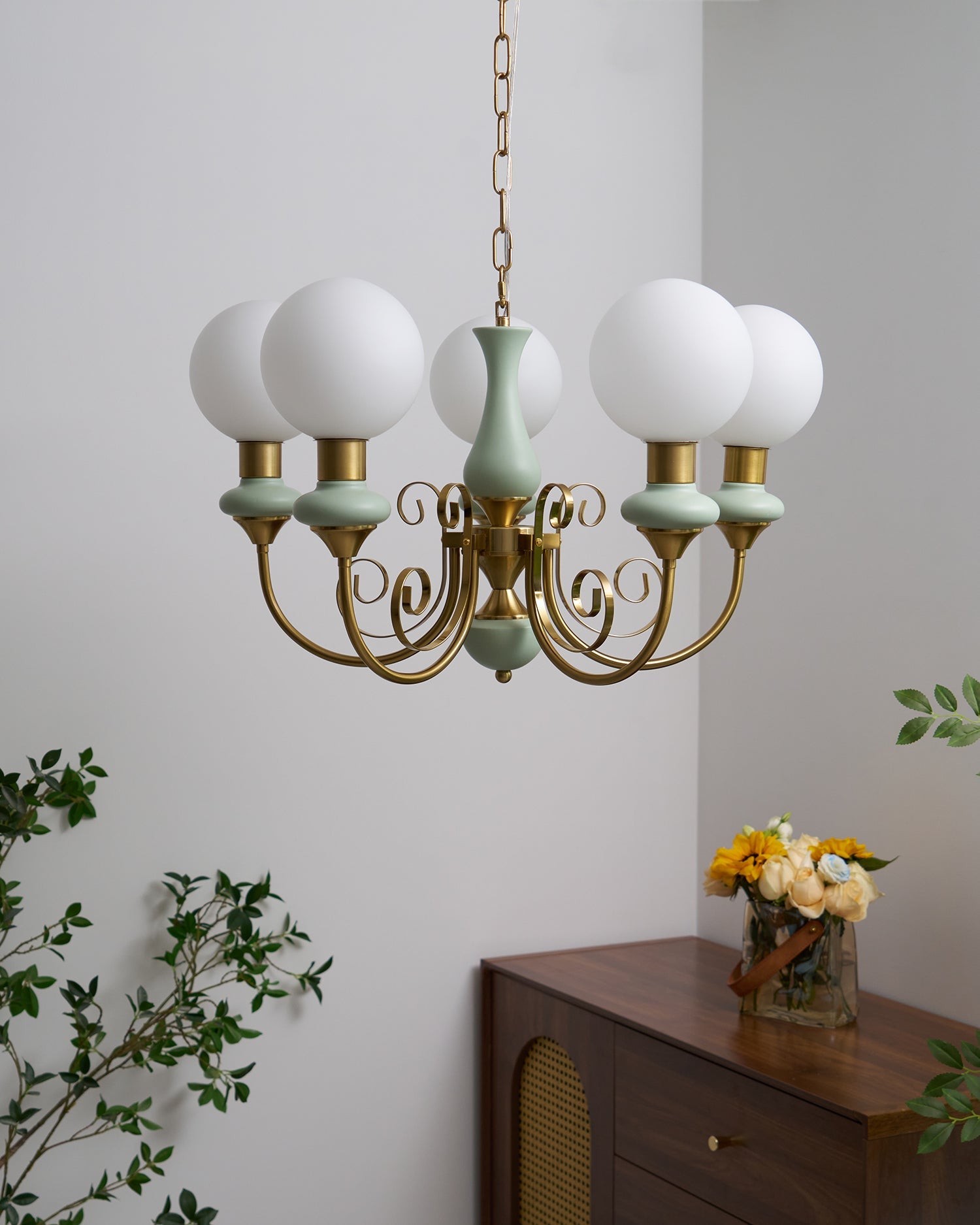 Kroonluchter met Groene Glazen Kappen en Gouden of Zwarte Afwerking – Luxe Hanglamp in 3, 5 of 8 Lichtpunten | Sansoti