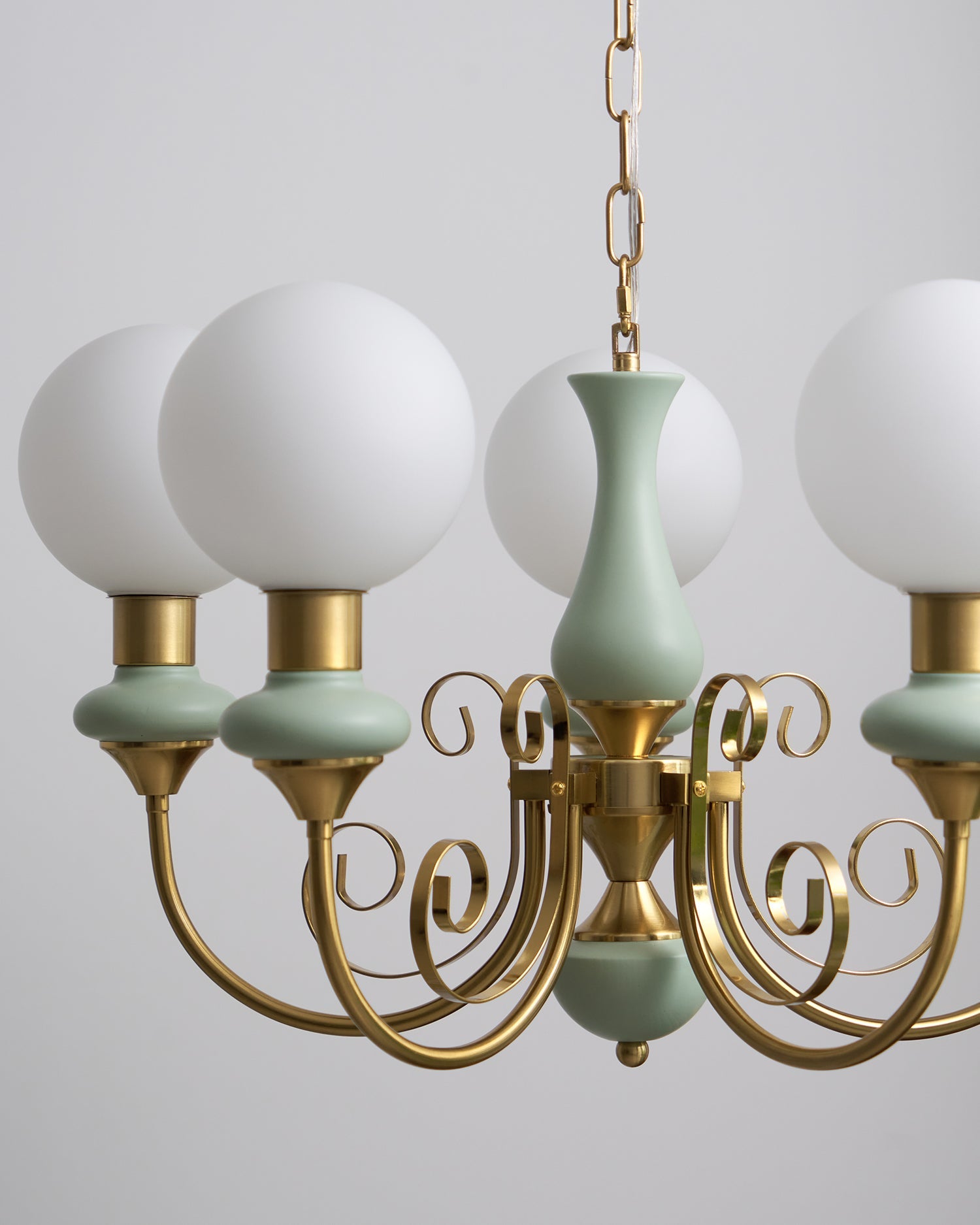 Kroonluchter met Groene Glazen Kappen en Gouden of Zwarte Afwerking – Luxe Hanglamp in 3, 5 of 8 Lichtpunten | Sansoti