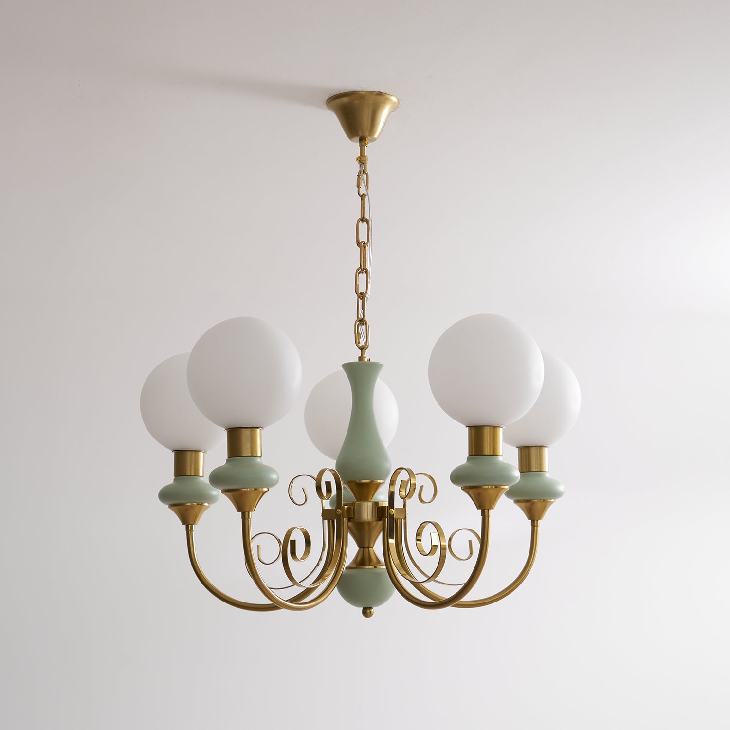 Kroonluchter met Groene Glazen Kappen en Gouden of Zwarte Afwerking – Luxe Hanglamp in 3, 5 of 8 Lichtpunten | Sansoti