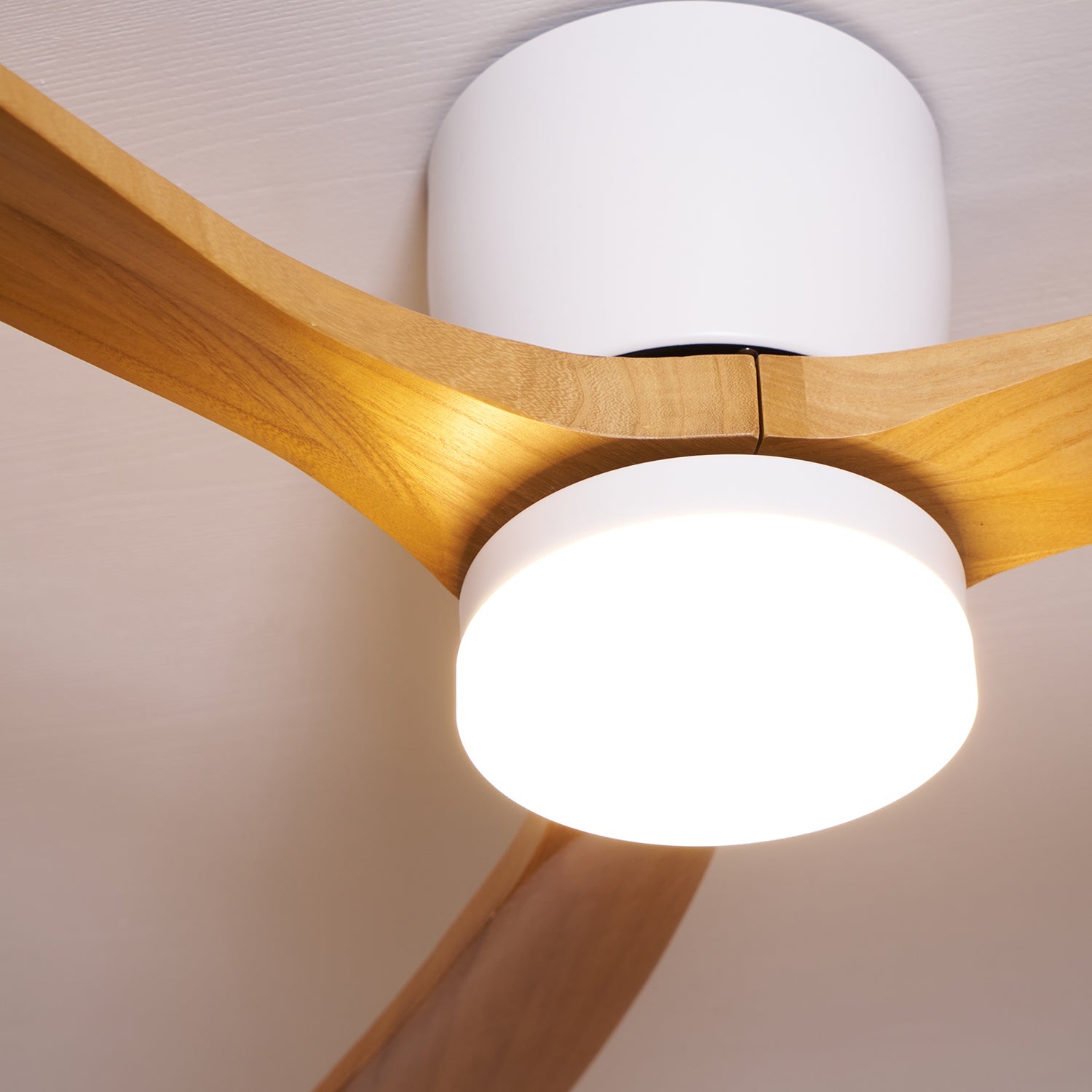 Deckenventilator mit LED-Beleuchtung und Holzflügeln – skandinavisches Design | Restfield
