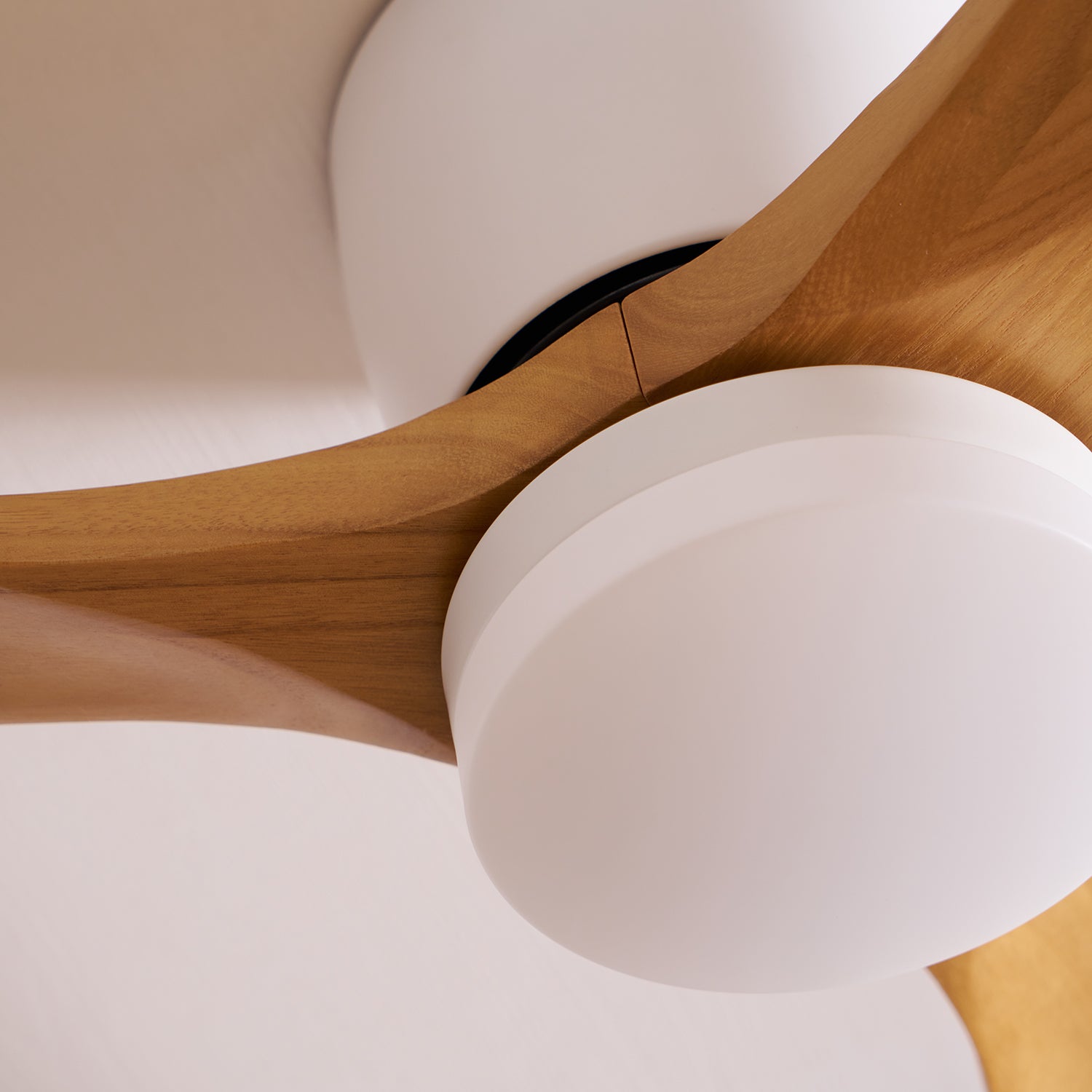 Deckenventilator mit LED-Beleuchtung und Holzflügeln – skandinavisches Design | Restfield