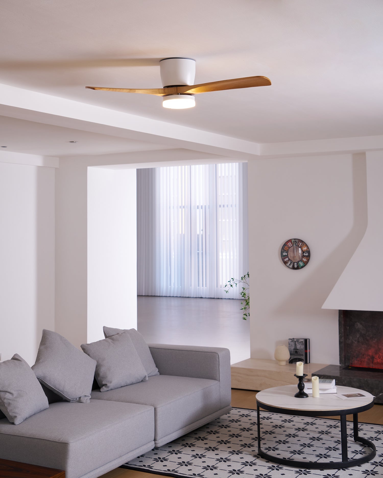 Deckenventilator mit LED-Beleuchtung und Holzflügeln – skandinavisches Design | Restfield