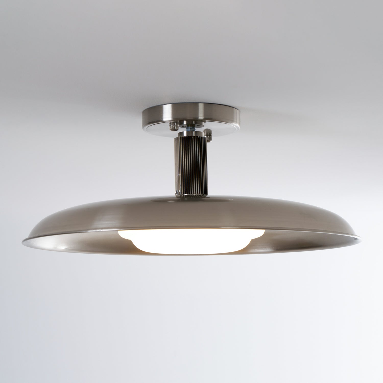 Plafondlamp met handgeblazen glazen kap en gestructureerde metalen rozet – warm sfeerlicht voor woonkamer, slaapkamer en entree | Sansoti