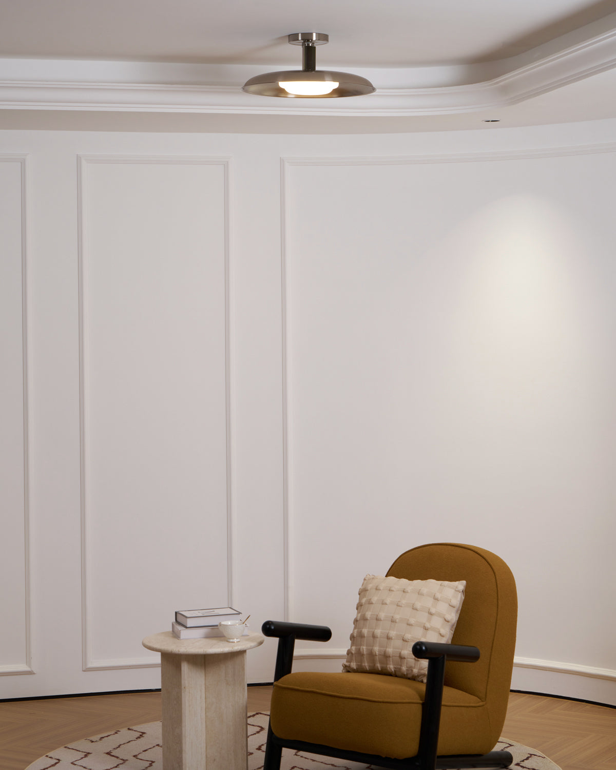 Plafondlamp met handgeblazen glazen kap en gestructureerde metalen rozet – warm sfeerlicht voor woonkamer, slaapkamer en entree | Sansoti