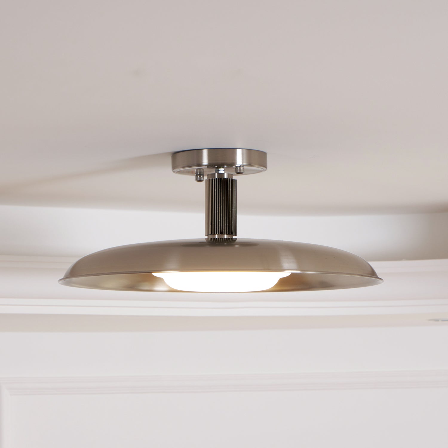 Plafondlamp met handgeblazen glazen kap en gestructureerde metalen rozet – warm sfeerlicht voor woonkamer, slaapkamer en entree | Sansoti