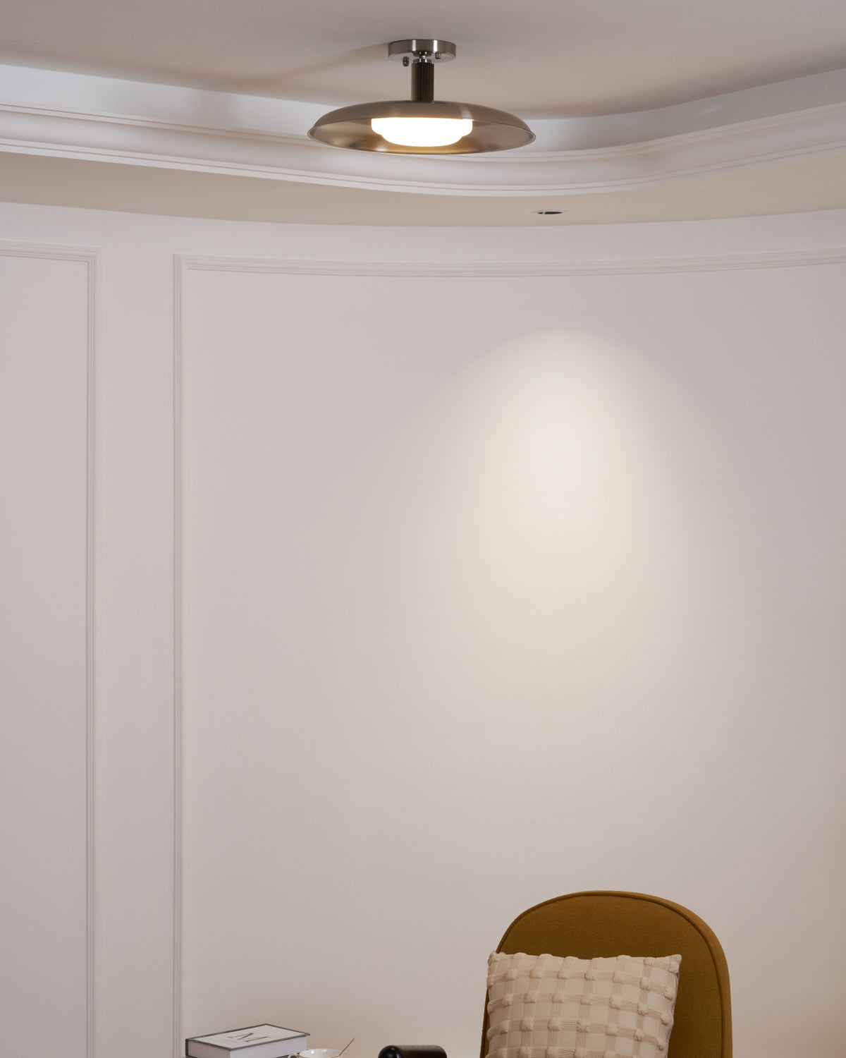 Plafondlamp met handgeblazen glazen kap en gestructureerde metalen rozet – warm sfeerlicht voor woonkamer, slaapkamer en entree | Sansoti