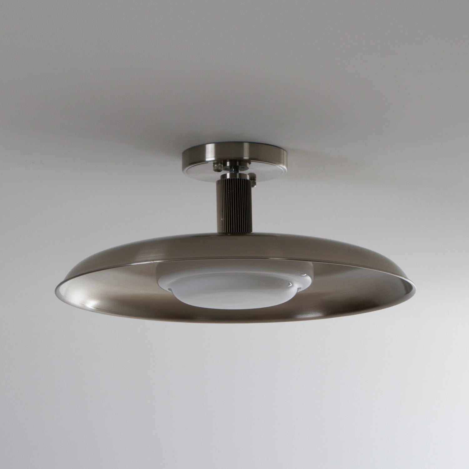 Plafondlamp met handgeblazen glazen kap en gestructureerde metalen rozet – warm sfeerlicht voor woonkamer, slaapkamer en entree | Sansoti
