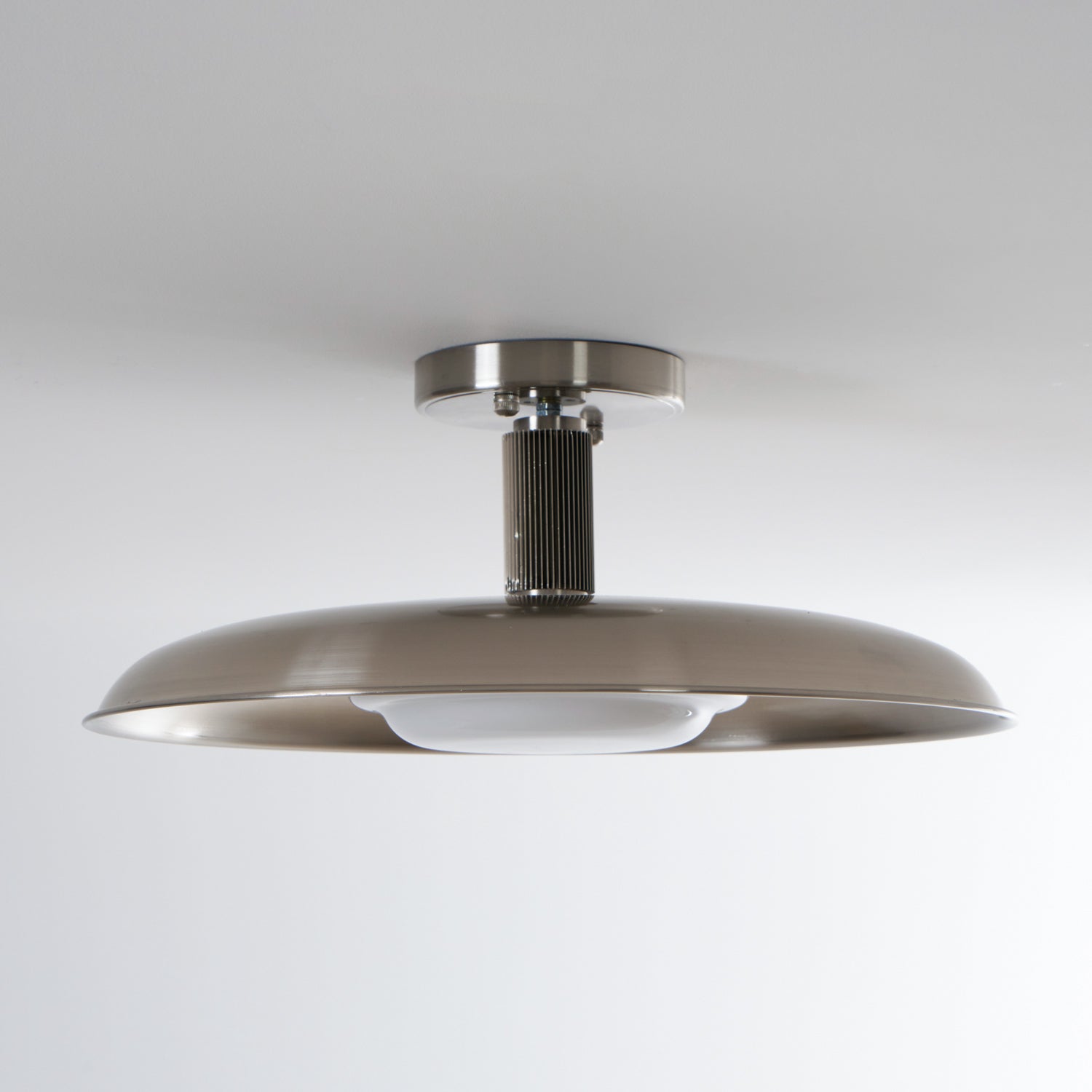 Plafondlamp met handgeblazen glazen kap en gestructureerde metalen rozet – warm sfeerlicht voor woonkamer, slaapkamer en entree | Sansoti