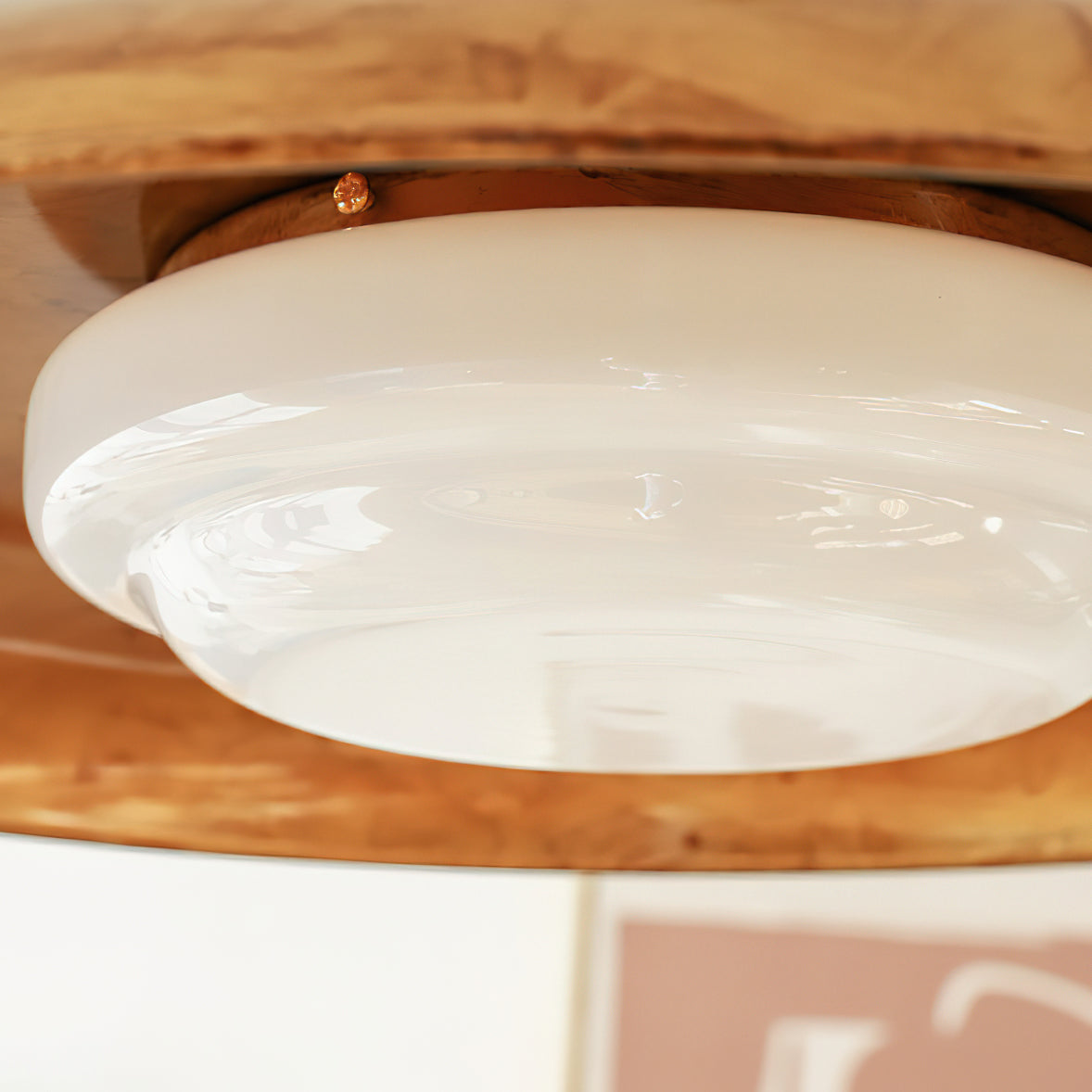 Plafondlamp met handgeblazen glazen kap en gestructureerde metalen rozet – warm sfeerlicht voor woonkamer, slaapkamer en entree | Sansoti