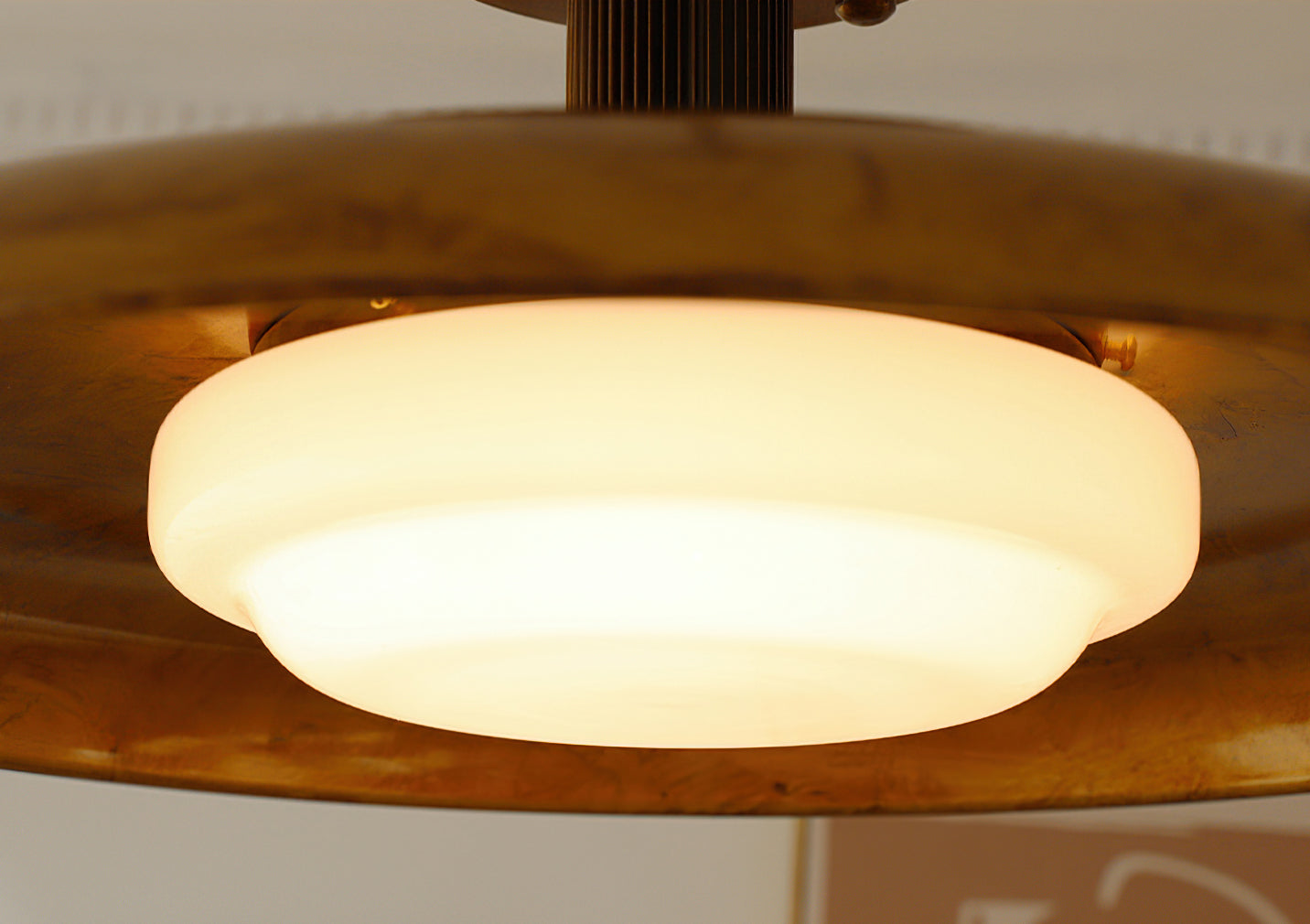 Plafondlamp met handgeblazen glazen kap en gestructureerde metalen rozet – warm sfeerlicht voor woonkamer, slaapkamer en entree | Sansoti