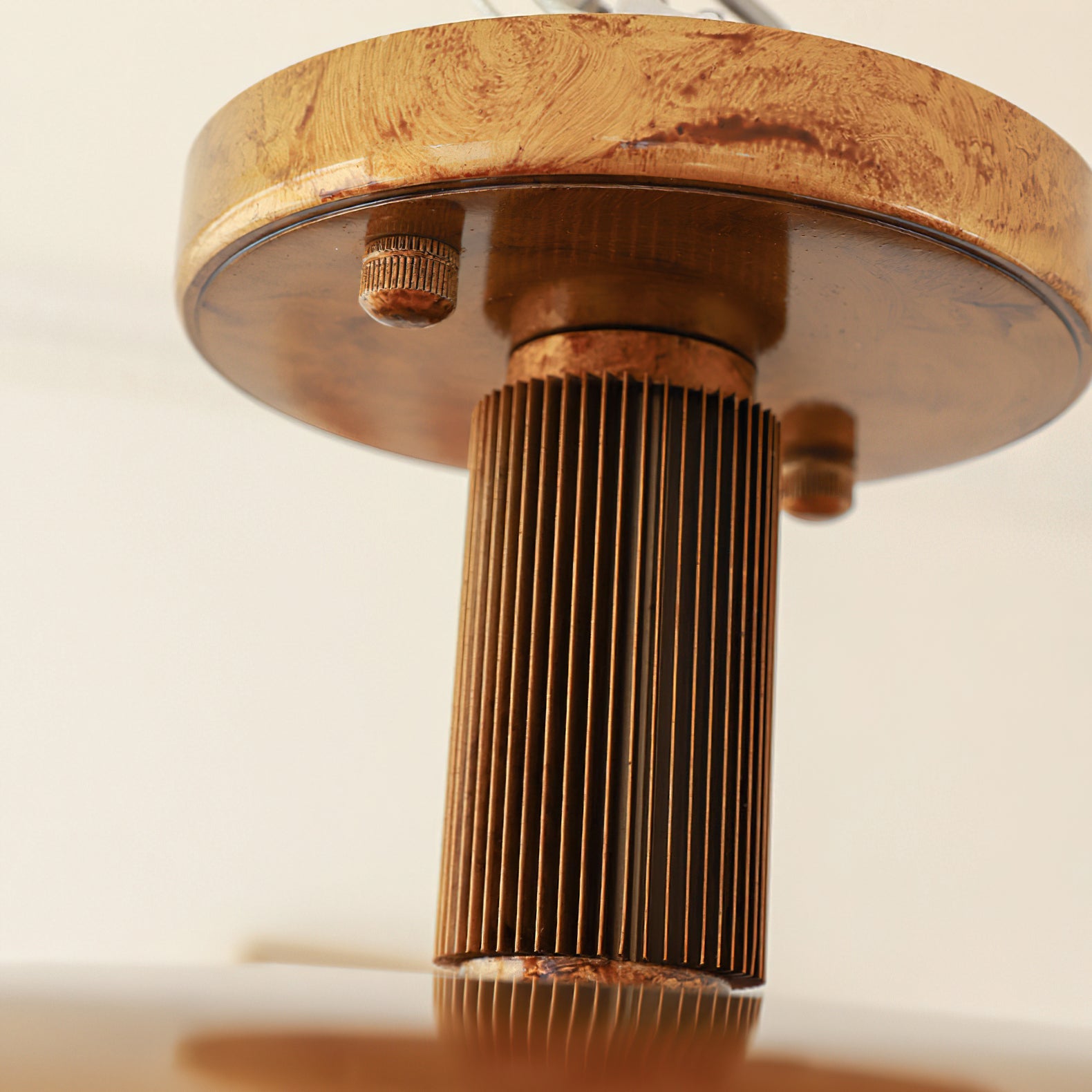 Plafondlamp met handgeblazen glazen kap en gestructureerde metalen rozet – warm sfeerlicht voor woonkamer, slaapkamer en entree | Sansoti