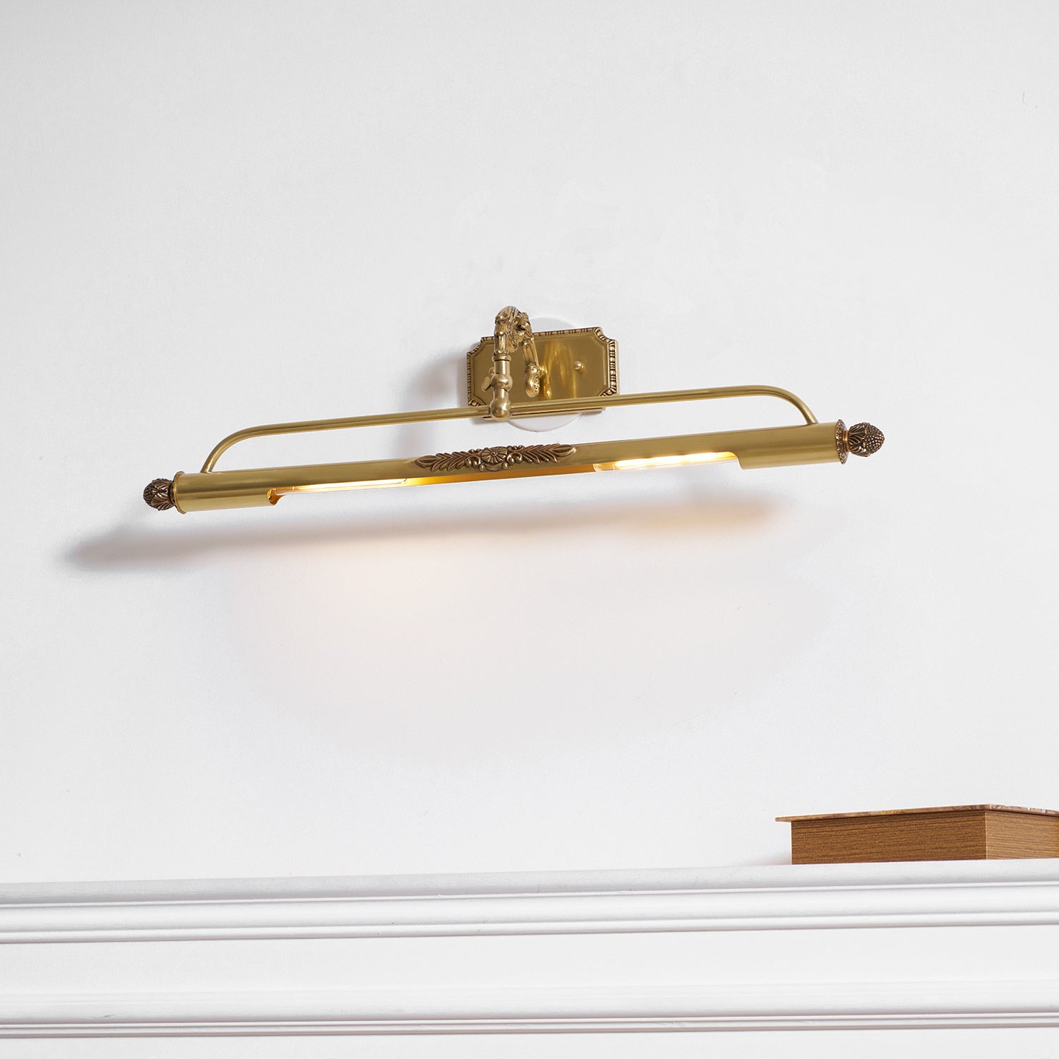 Messing Schilderij Wandlamp met Geïntegreerde Verlichting – Luxe Galerijverlichting in Antiek Messing | Sansoti
