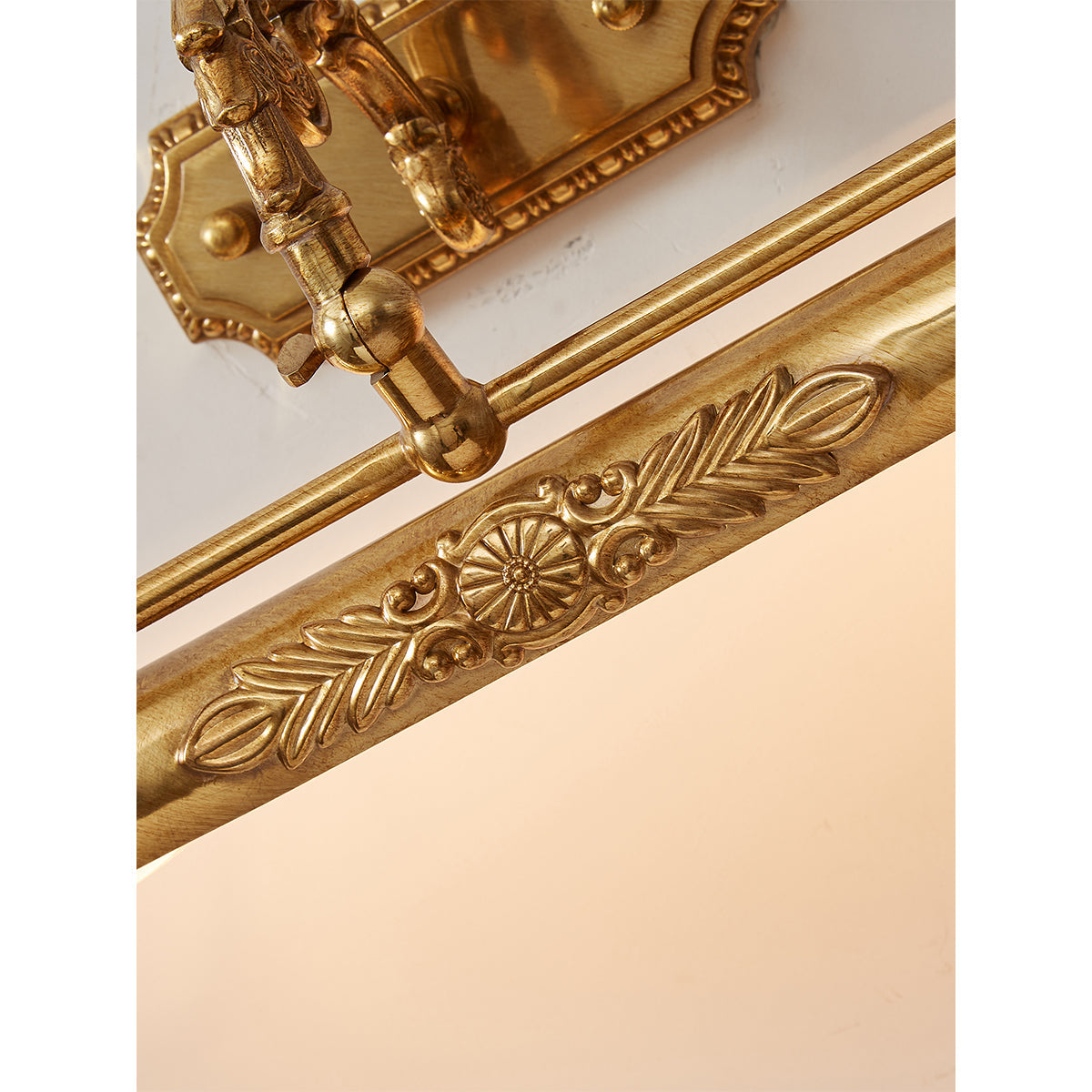 Messing Schilderij Wandlamp met Geïntegreerde Verlichting – Luxe Galerijverlichting in Antiek Messing | Sansoti