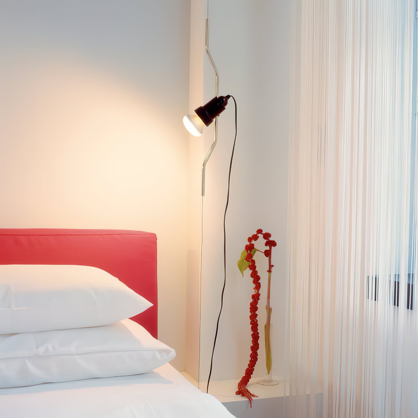 In Hoogte Verstelbare Hanglamp met Metalen Buiskap – Zwart/Wit/Rood | Sansoti