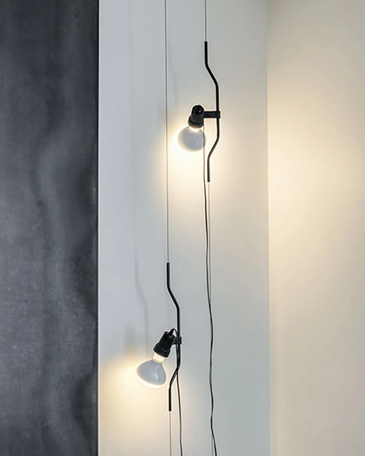 In Hoogte Verstelbare Hanglamp met Metalen Buiskap – Zwart/Wit/Rood | Sansoti