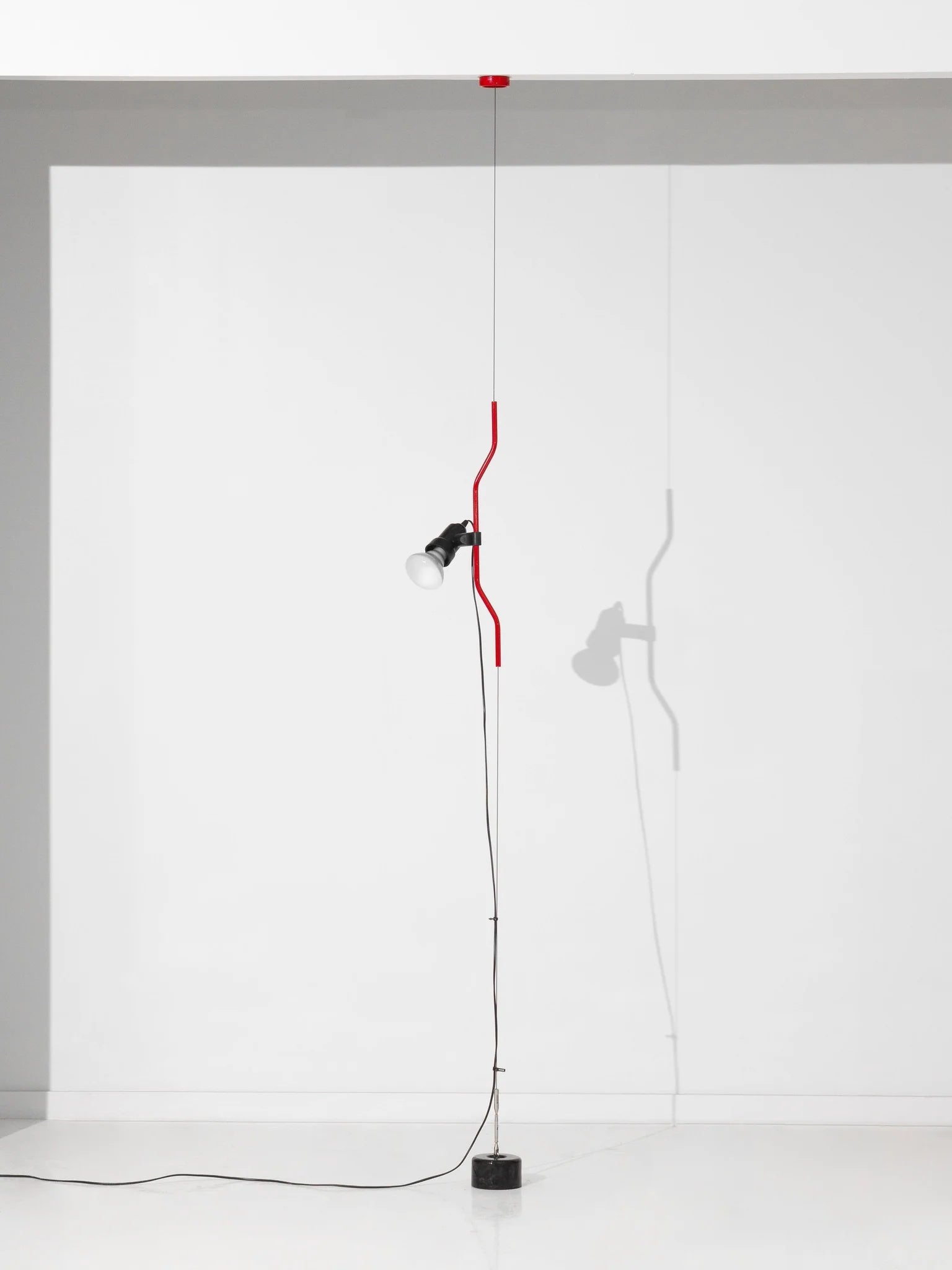 In Hoogte Verstelbare Hanglamp met Metalen Buiskap – Zwart/Wit/Rood | Sansoti