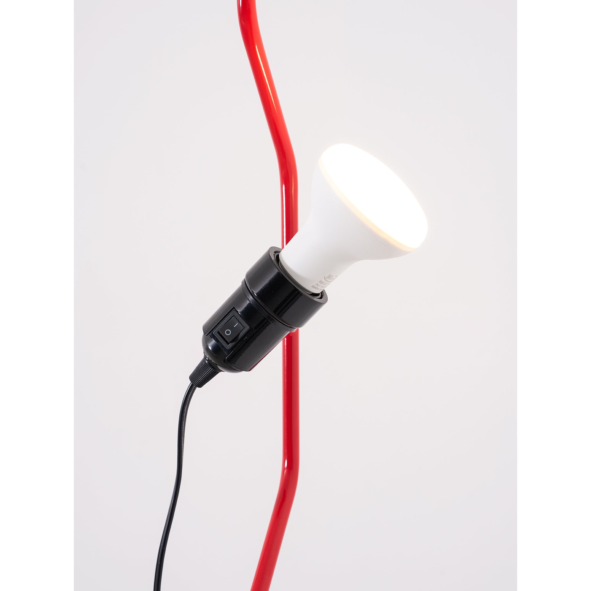 In Hoogte Verstelbare Hanglamp met Metalen Buiskap – Zwart/Wit/Rood | Sansoti