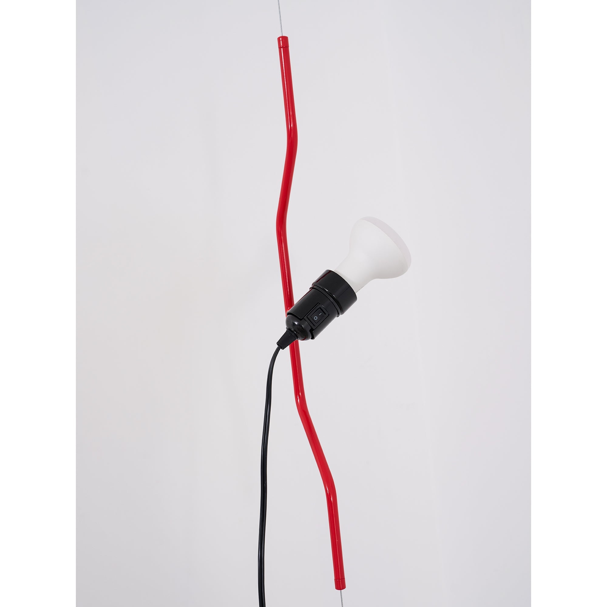 In Hoogte Verstelbare Hanglamp met Metalen Buiskap – Zwart/Wit/Rood | Sansoti
