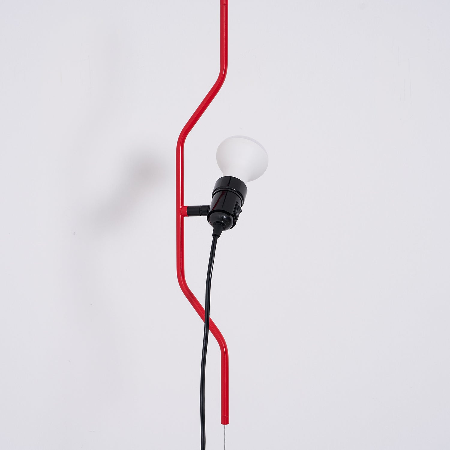 In Hoogte Verstelbare Hanglamp met Metalen Buiskap – Zwart/Wit/Rood | Sansoti