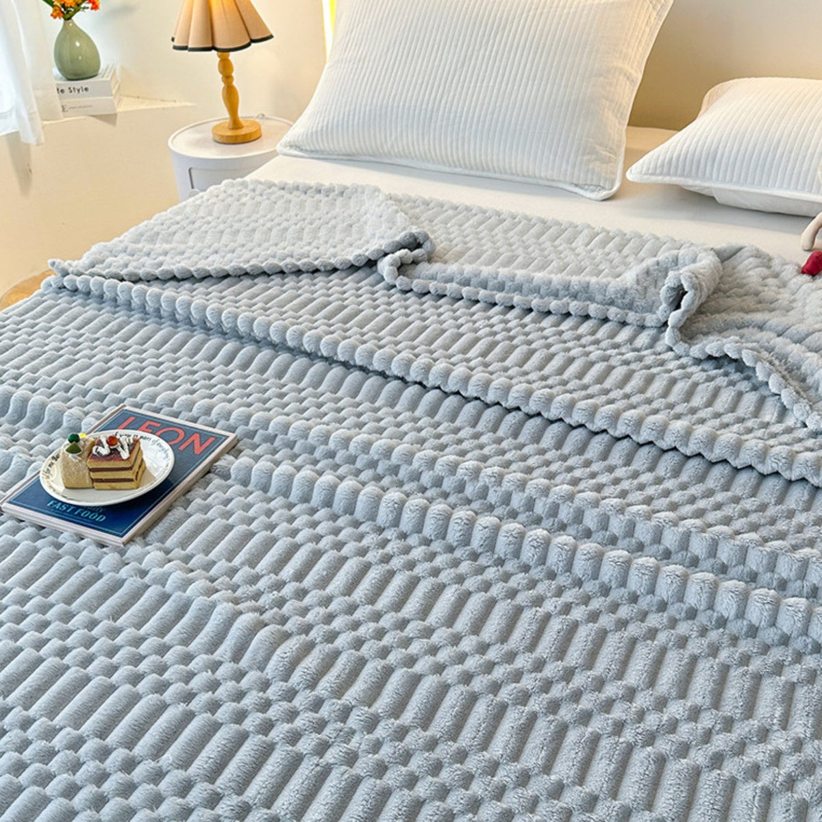 Ribbed fleece throw with pebble texture - Soft decorative blanket for bedroom and living room styling | Sansoti