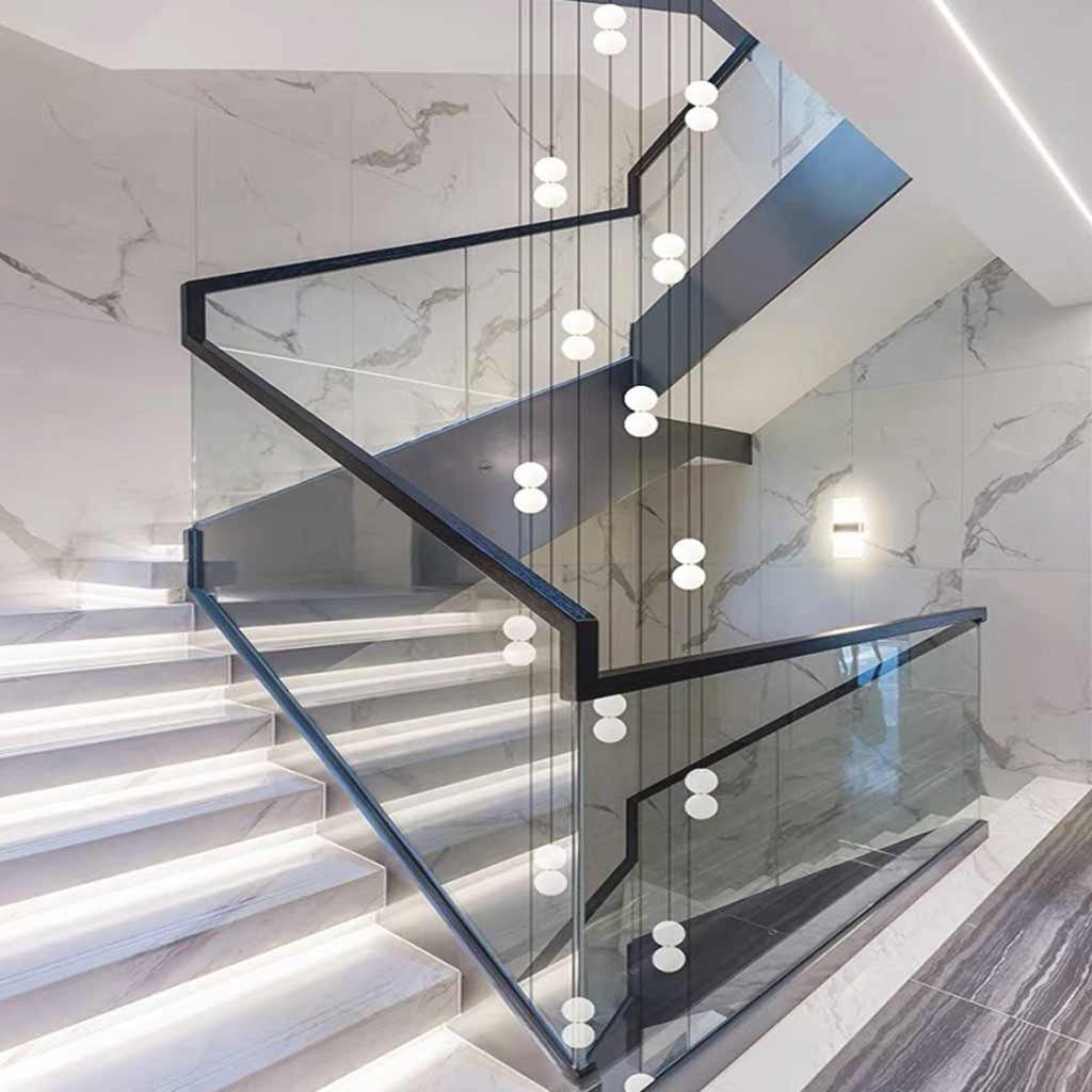 Vertikale Hängelampe mit mehreren Glaskugeln für hohe Decken und Treppenhäuser, Aluminium, LED-Beleuchtung, modernes Design | Sansoti