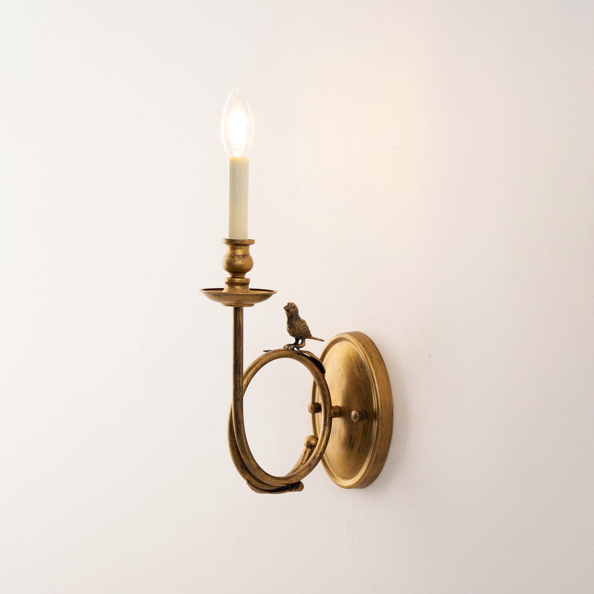 Vintage Wandleuchte mit Vogel auf Ast aus antikem Messing – Klassische Design-Wandleuchte mit E14-Fassung für Schlafzimmer, Flur und Wohnzimmer | Restfield