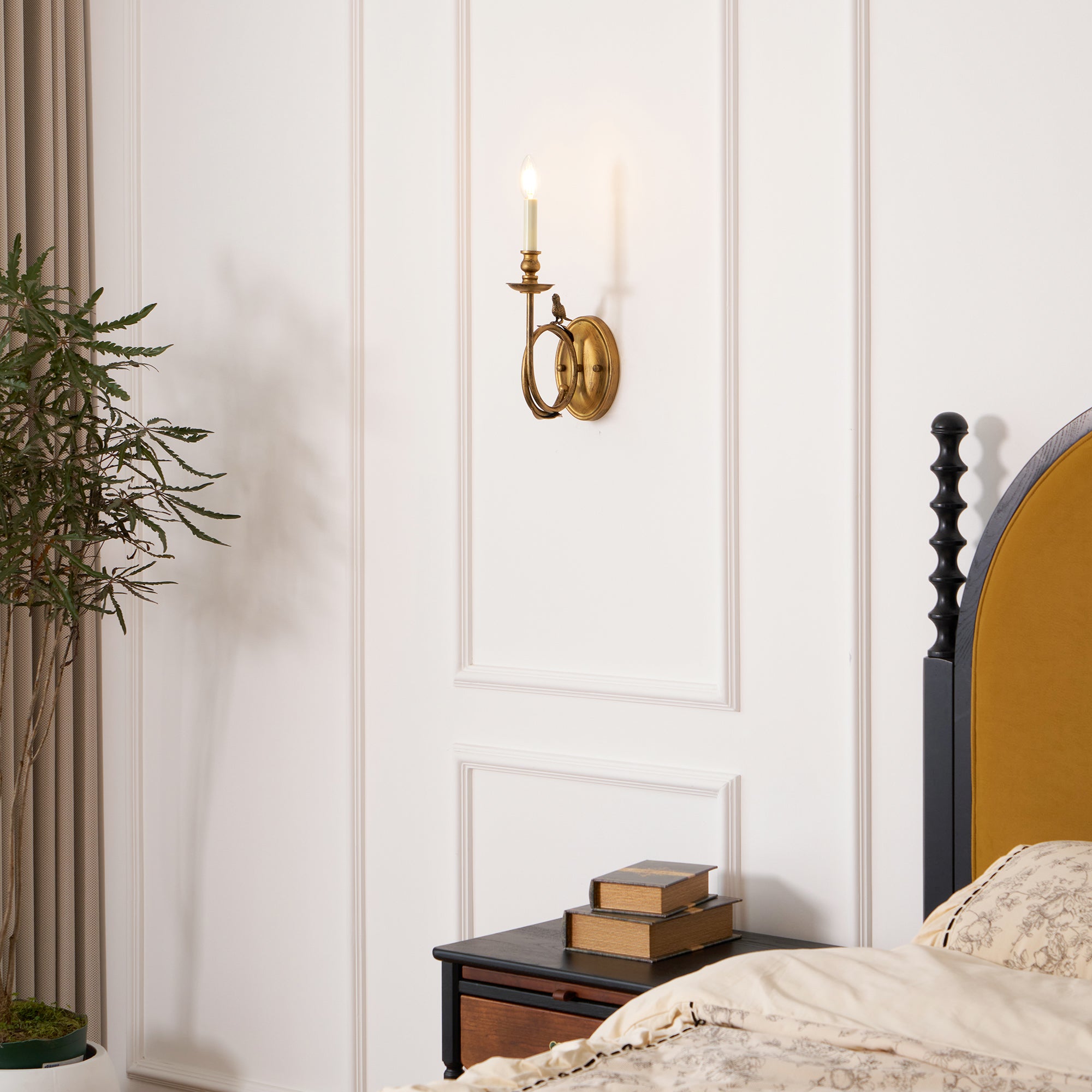 Vintage Wandleuchte mit Vogel auf Ast aus antikem Messing – Klassische Design-Wandleuchte mit E14-Fassung für Schlafzimmer, Flur und Wohnzimmer | Restfield