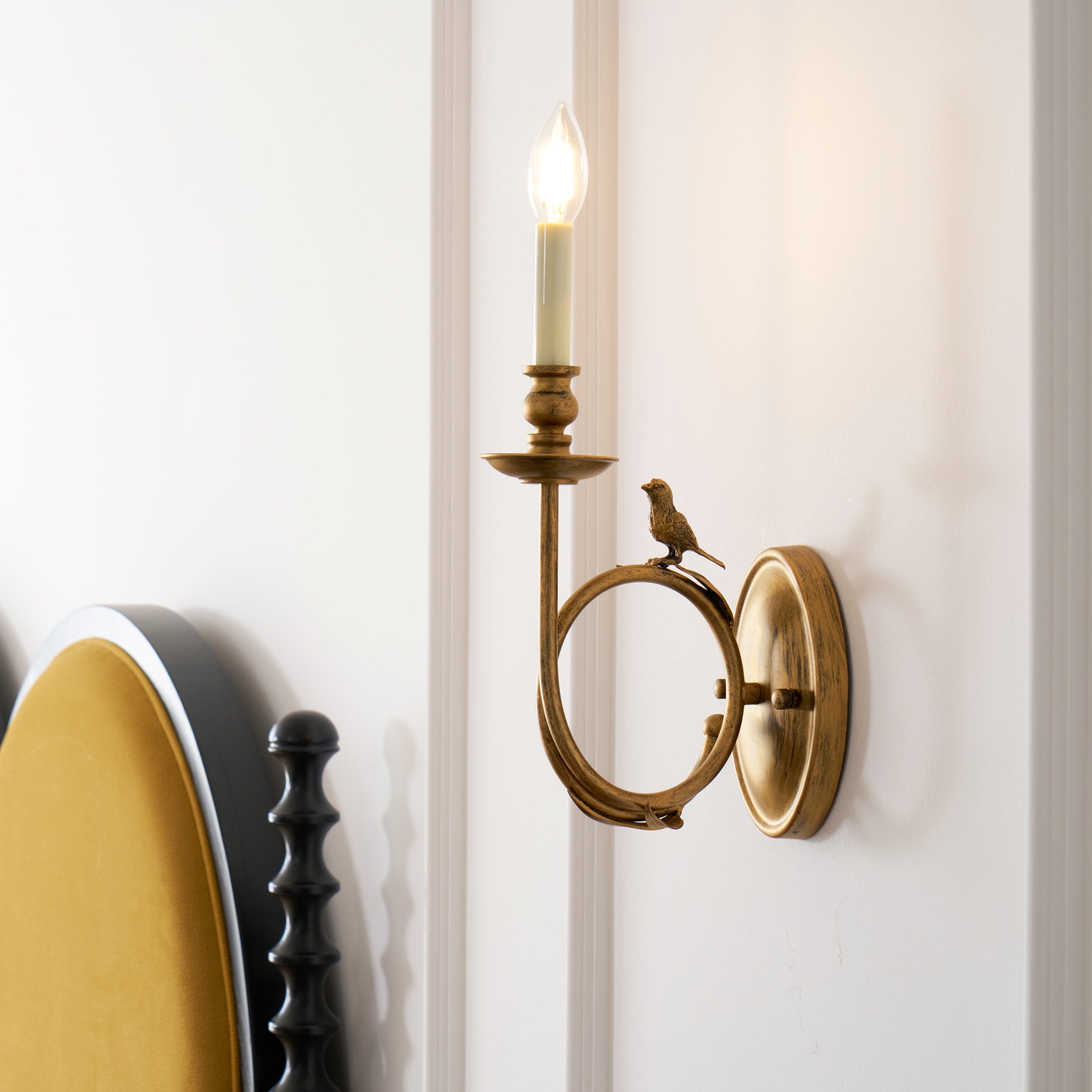 Vintage Wandleuchte mit Vogel auf Ast aus antikem Messing – Klassische Design-Wandleuchte mit E14-Fassung für Schlafzimmer, Flur und Wohnzimmer | Restfield