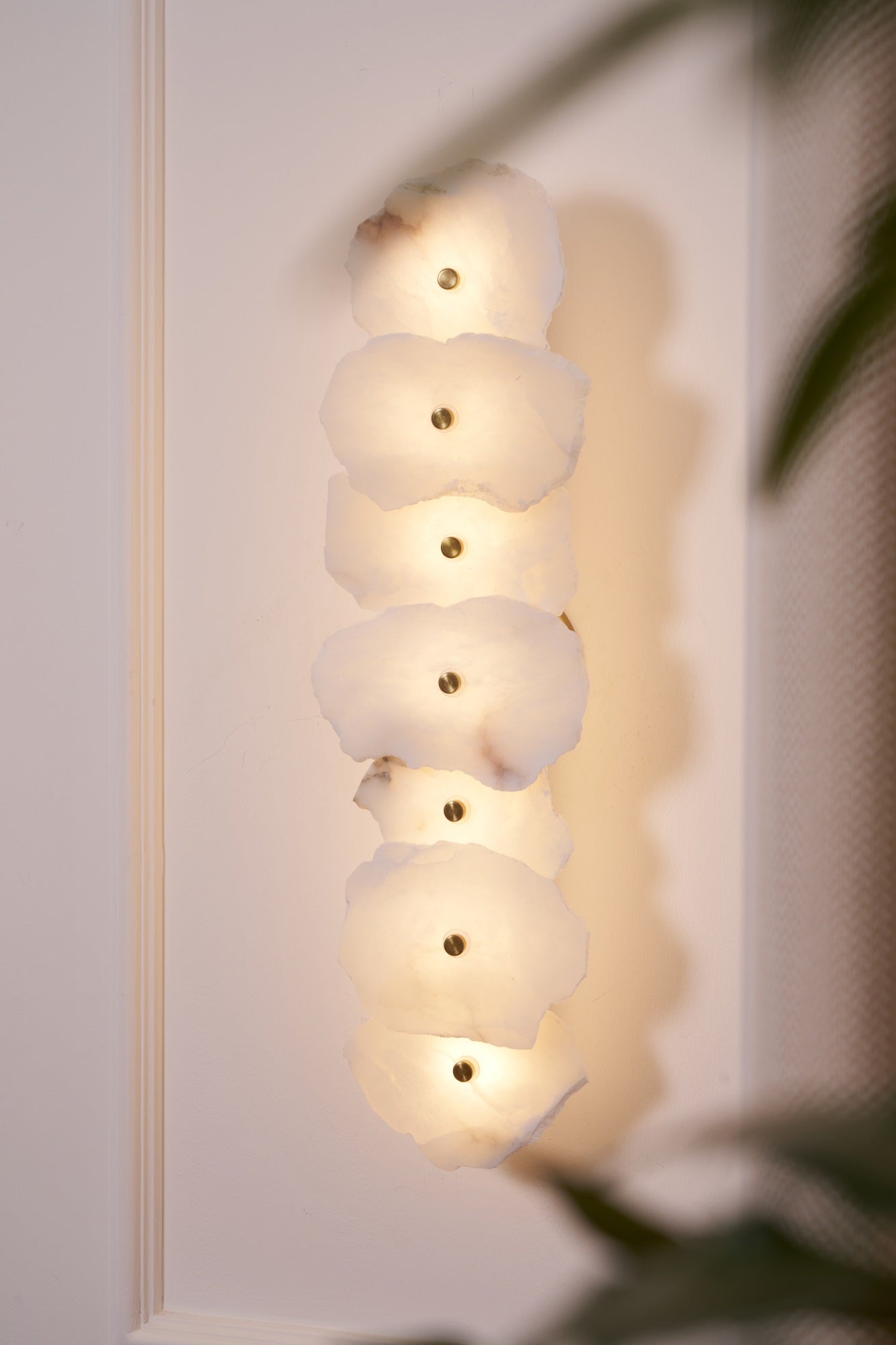 Alabasten Wandlamp — Echte Natuursteen met Gouden Armatuur — 1/3/5/7/9 Lichtpunten | Sansoti