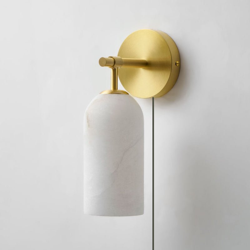 Luxe Alabaster Wandlamp Met Cilindervormige Kap In Brons Of Goud Voor Sfeervolle Binnenverlichting | Sansoti