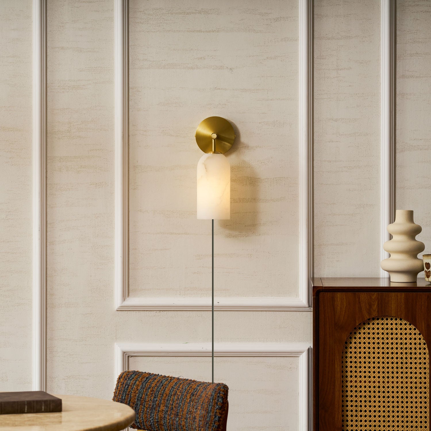 Luxe Alabaster Wandlamp Met Cilindervormige Kap In Brons Of Goud Voor Sfeervolle Binnenverlichting | Sansoti