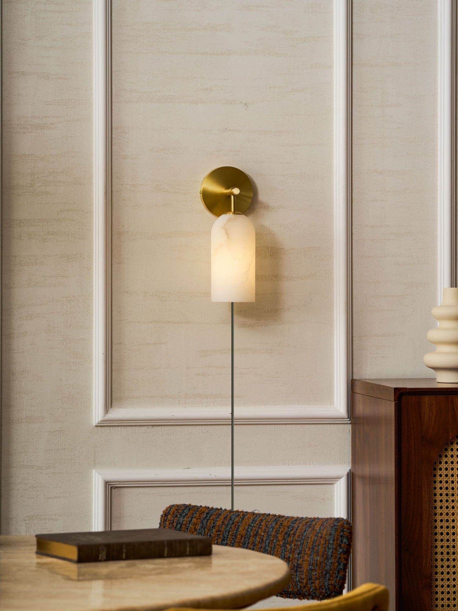 Luxe Alabaster Wandlamp Met Cilindervormige Kap In Brons Of Goud Voor Sfeervolle Binnenverlichting | Sansoti