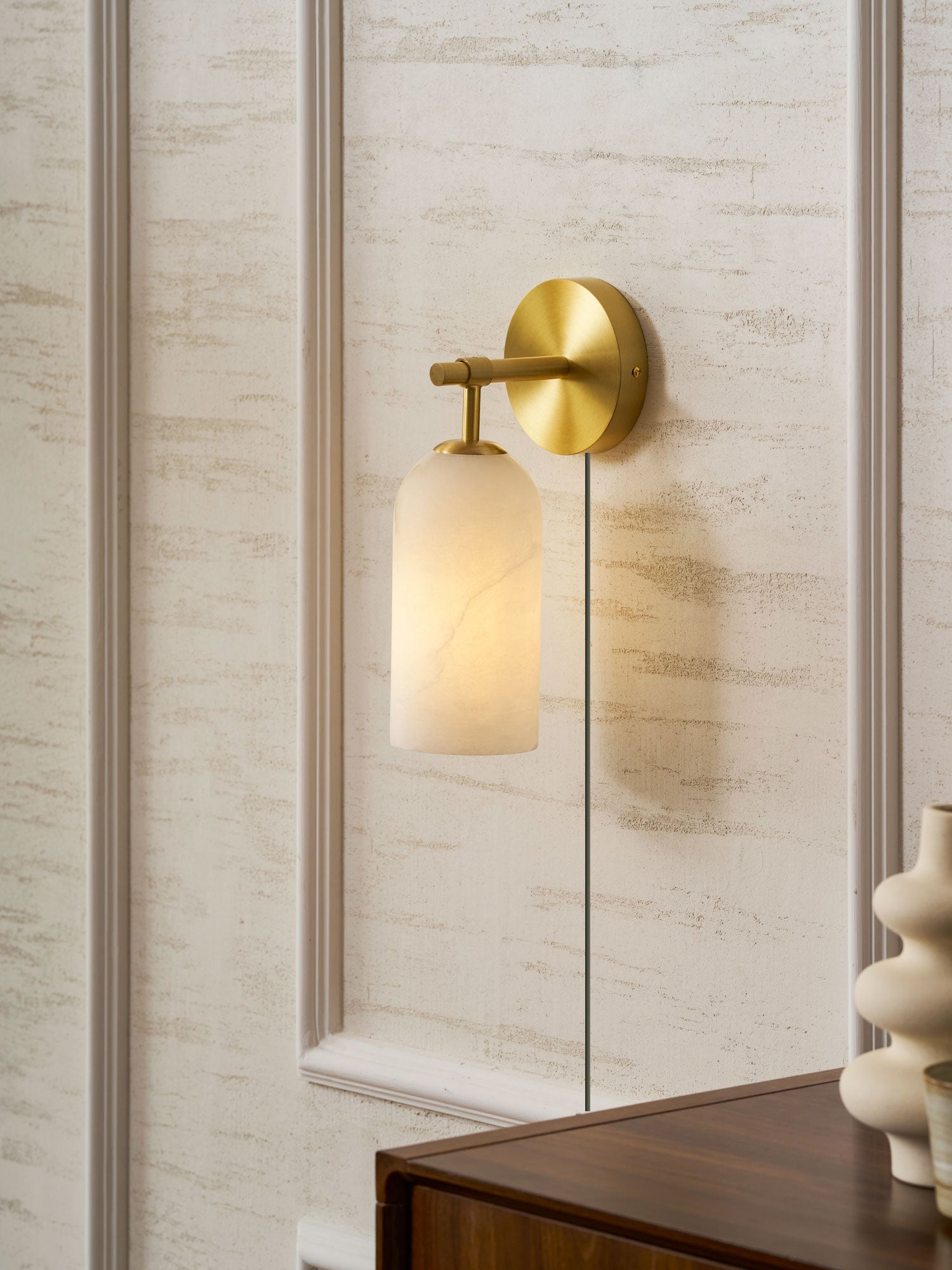 Luxe Alabaster Wandlamp Met Cilindervormige Kap In Brons Of Goud Voor Sfeervolle Binnenverlichting | Sansoti